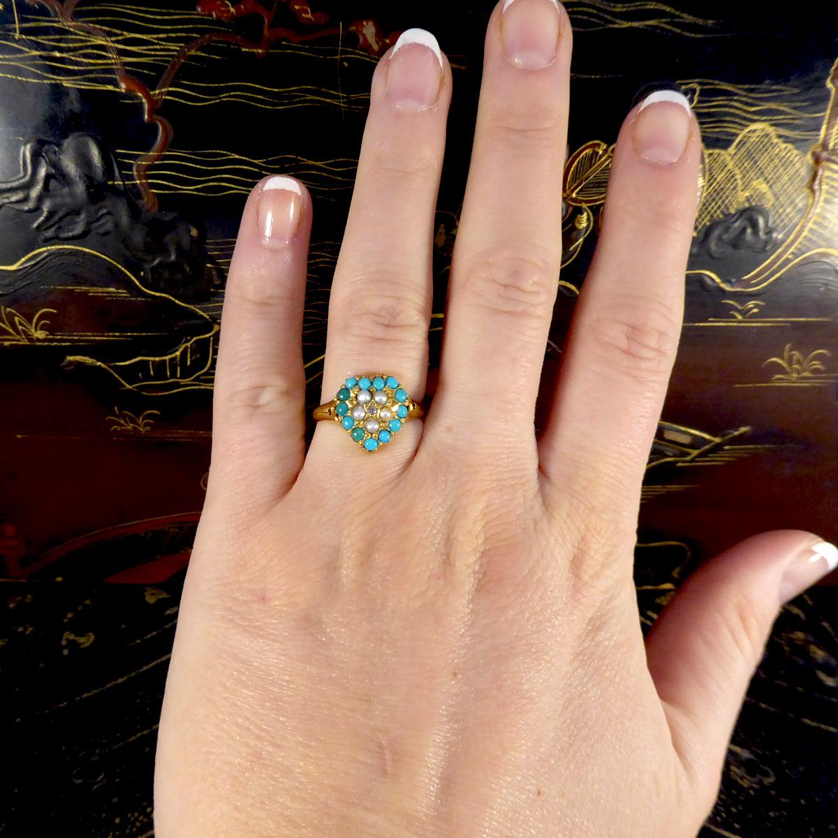 Viktorianischer herzförmiger Türkis Saatperlen- und Diamant-Cluster-Ring aus 18 Karat Gold im Angebot 2
