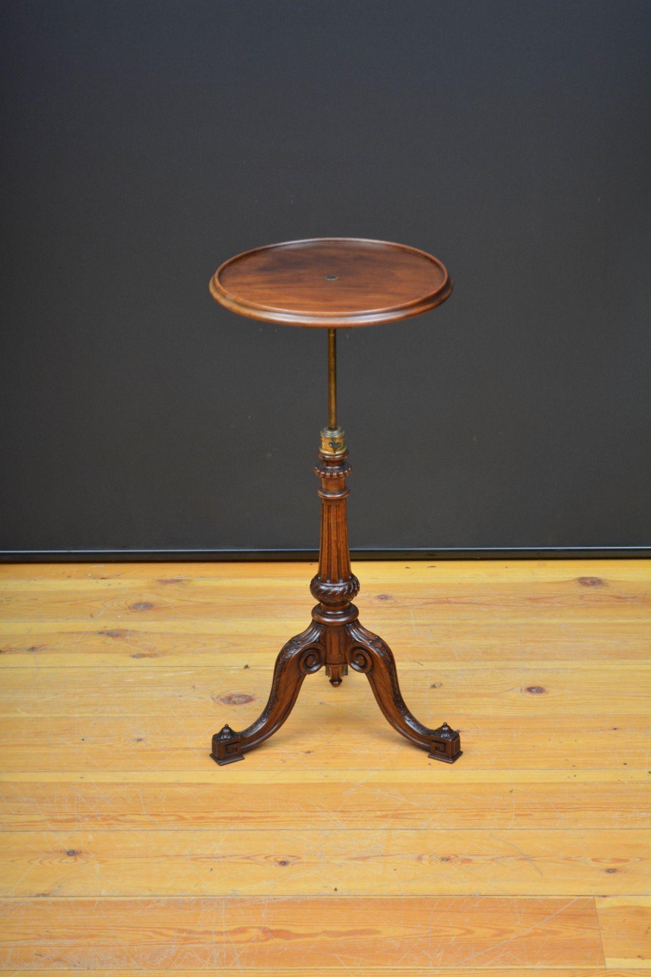 Sn5701 Tavolo vittoriano in mogano regolabile in altezza con piano bombato e colonna scanalata che termina con tre gambe a intaglio. Questo tavolo antico è pronto per la casa. c1860
H25-34