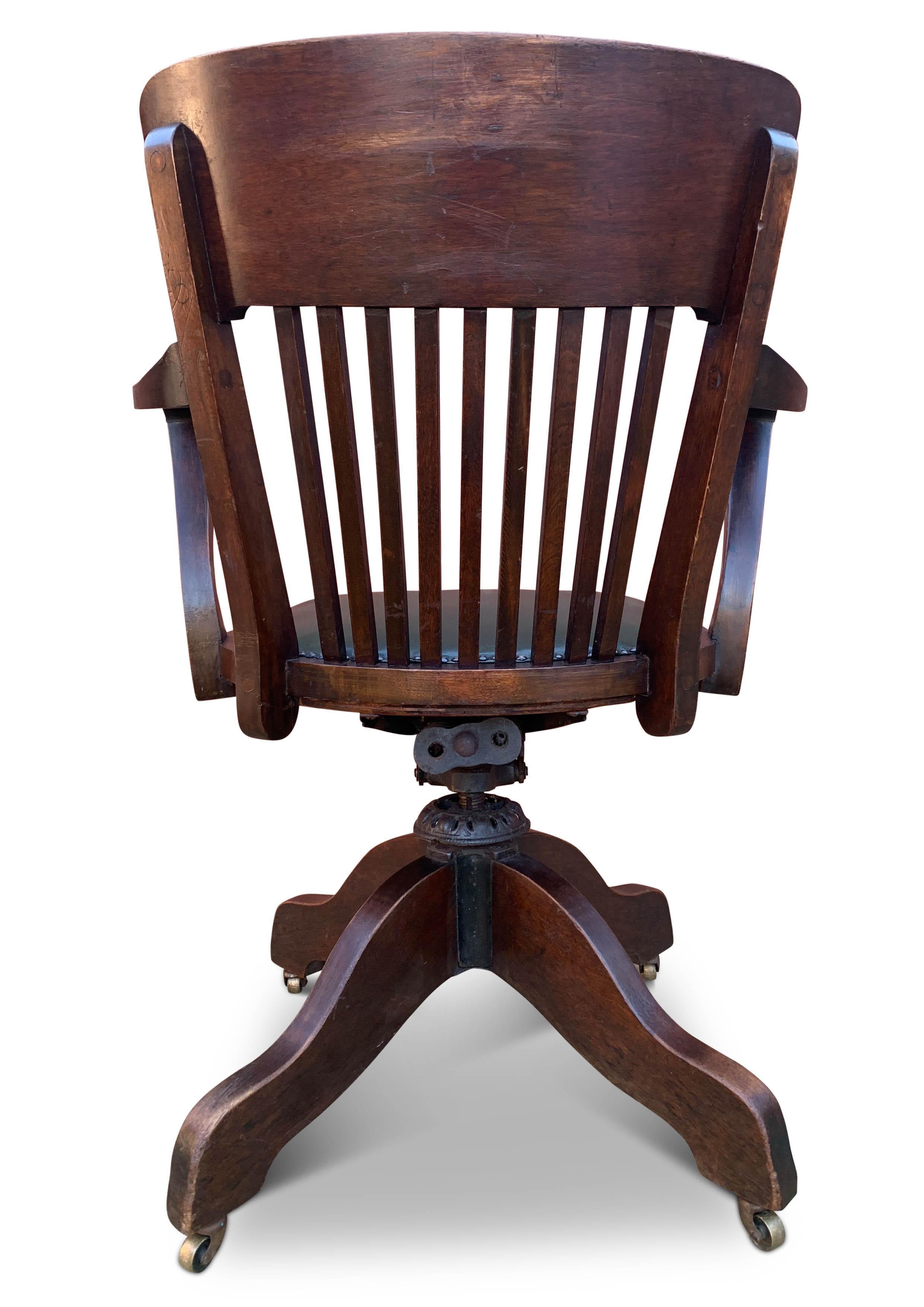 Chaise de bureau Hillcrest victorienne en acajou et cuir à dossier tournant en vente 3