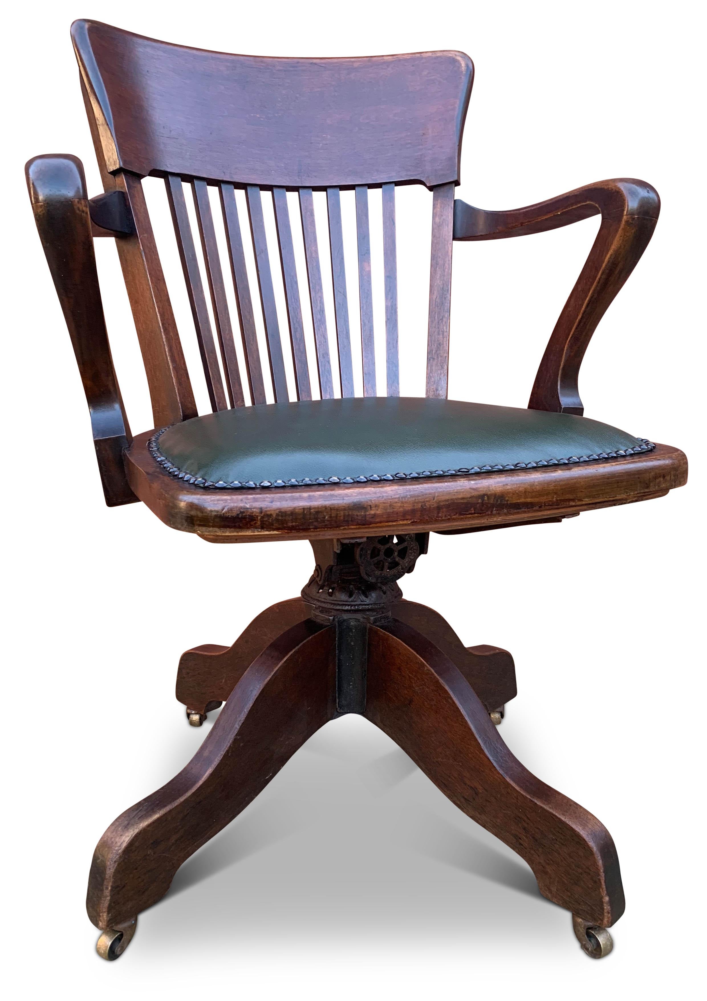 Chaise de bureau Hillcrest victorienne en acajou et cuir à dossier tournant en vente 4
