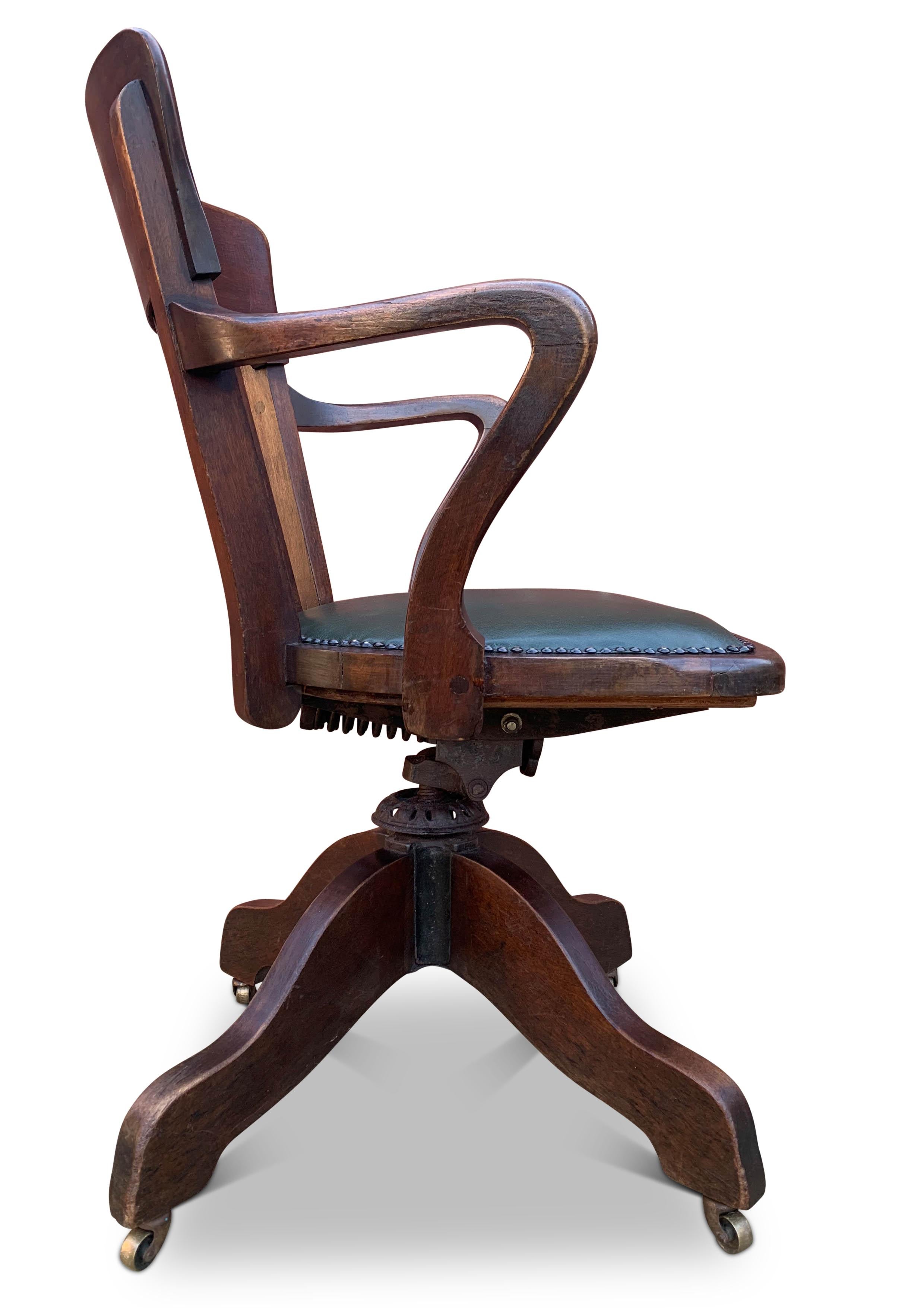 Chaise de bureau Hillcrest victorienne en acajou et cuir à dossier tournant en vente 5