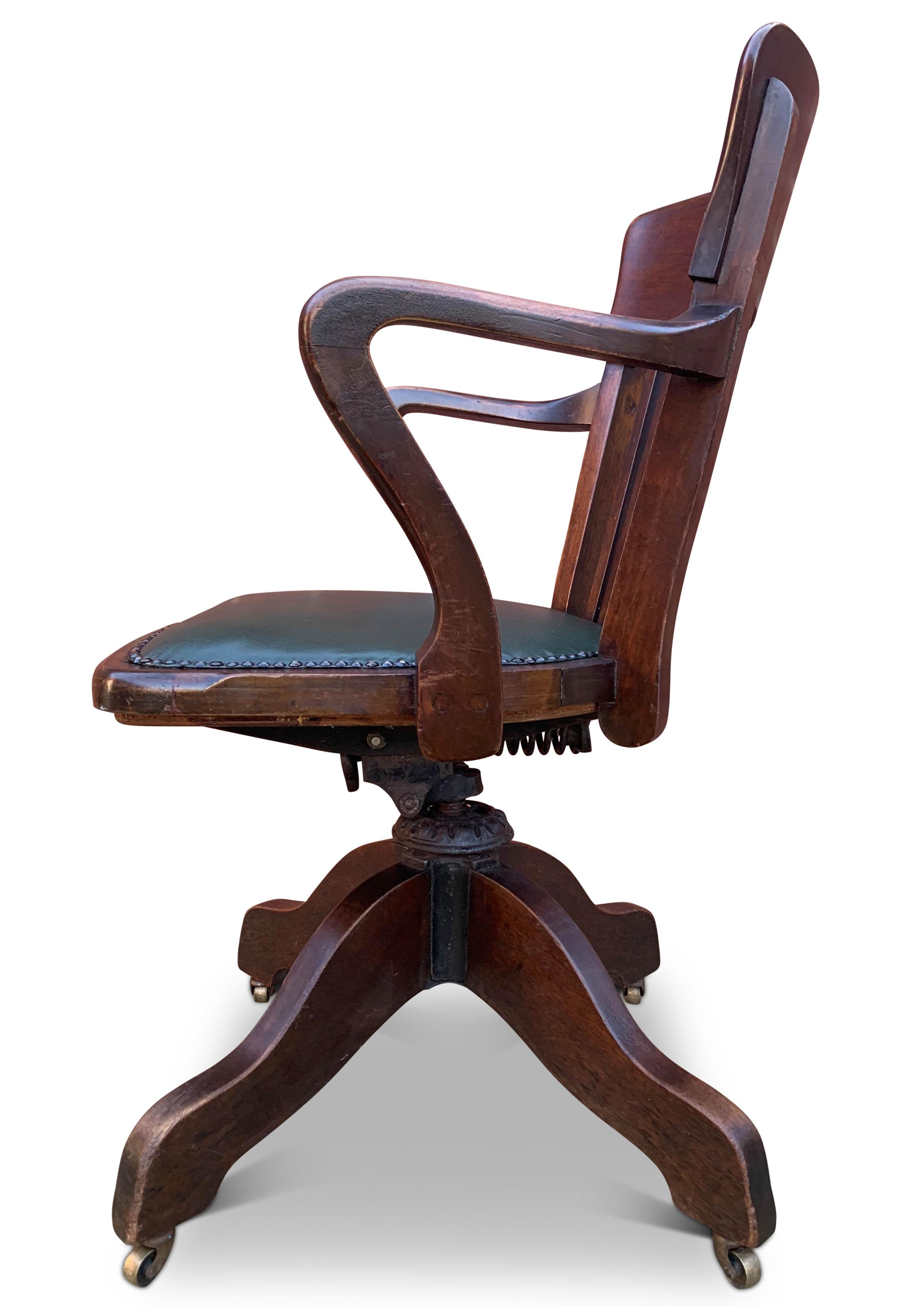 Chaise de bureau tournante à dossier en fuseau en acajou de l'époque victorienne, avec siège en cuir vert Racing et clous en laiton.
Mécanisme en fonte avec roulettes en laiton d'origine

Un superbe exemple de chaise de bureau nouvellement