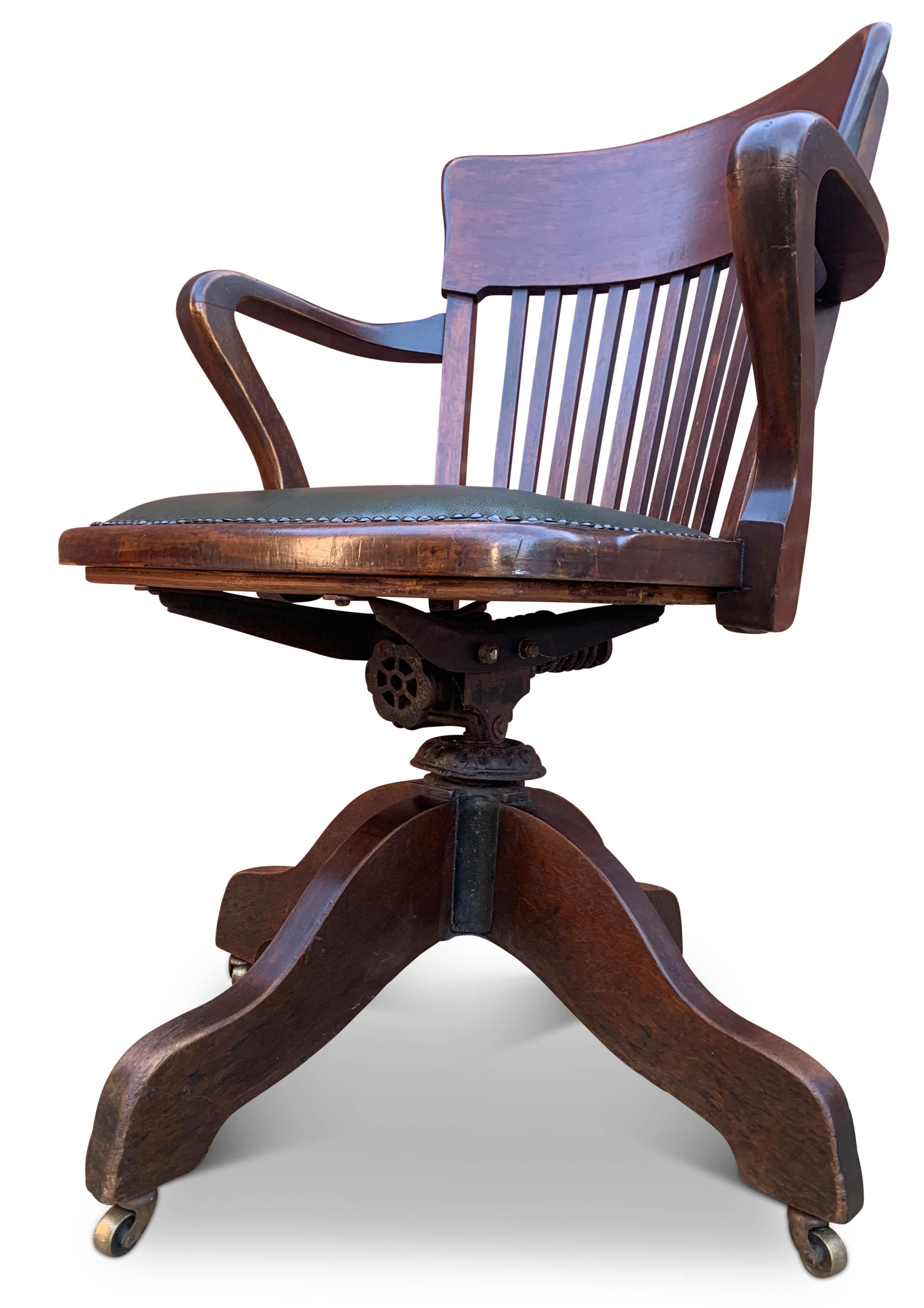 Victorien tardif Chaise de bureau Hillcrest victorienne en acajou et cuir à dossier tournant en vente