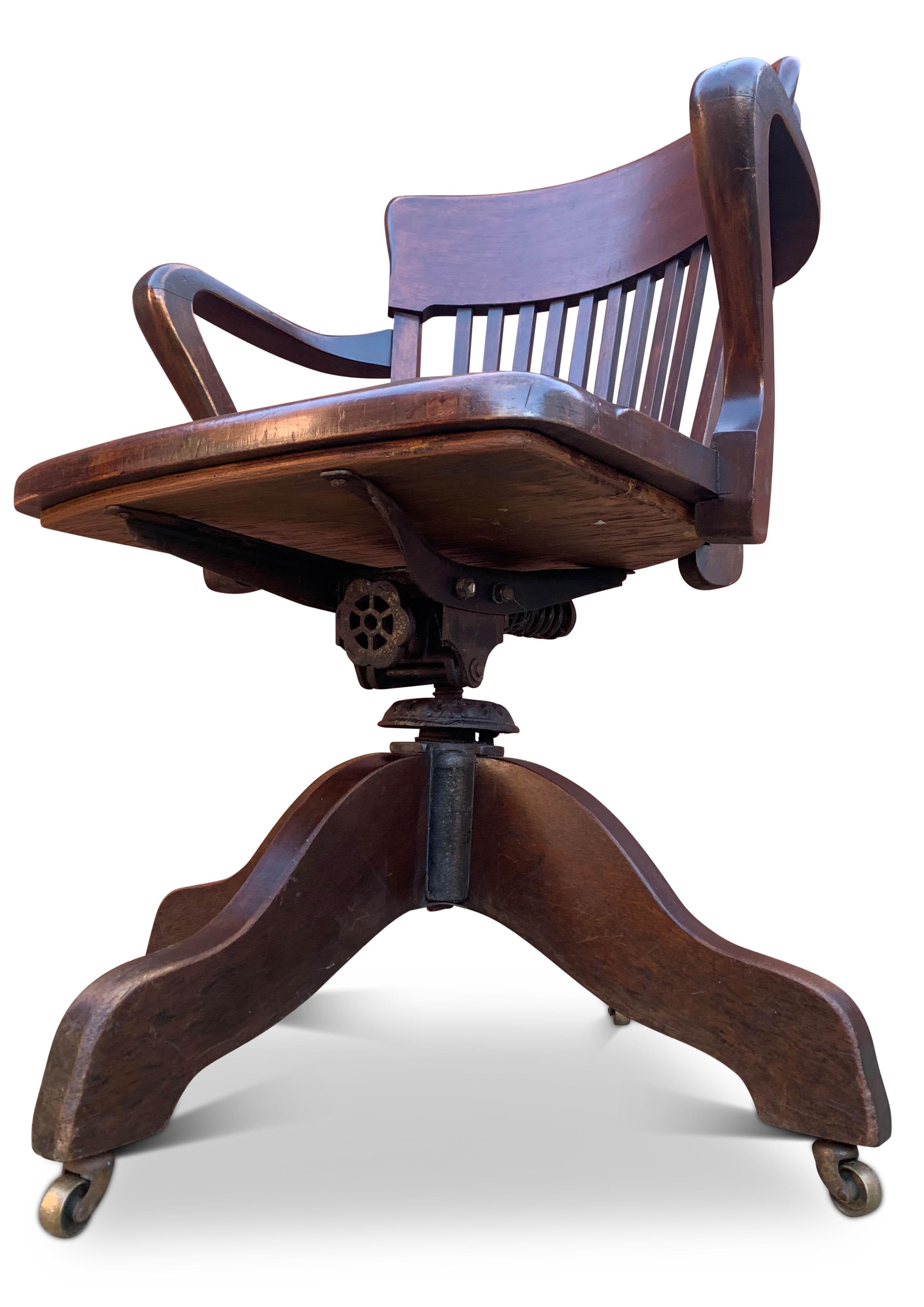 Britannique Chaise de bureau Hillcrest victorienne en acajou et cuir à dossier tournant en vente
