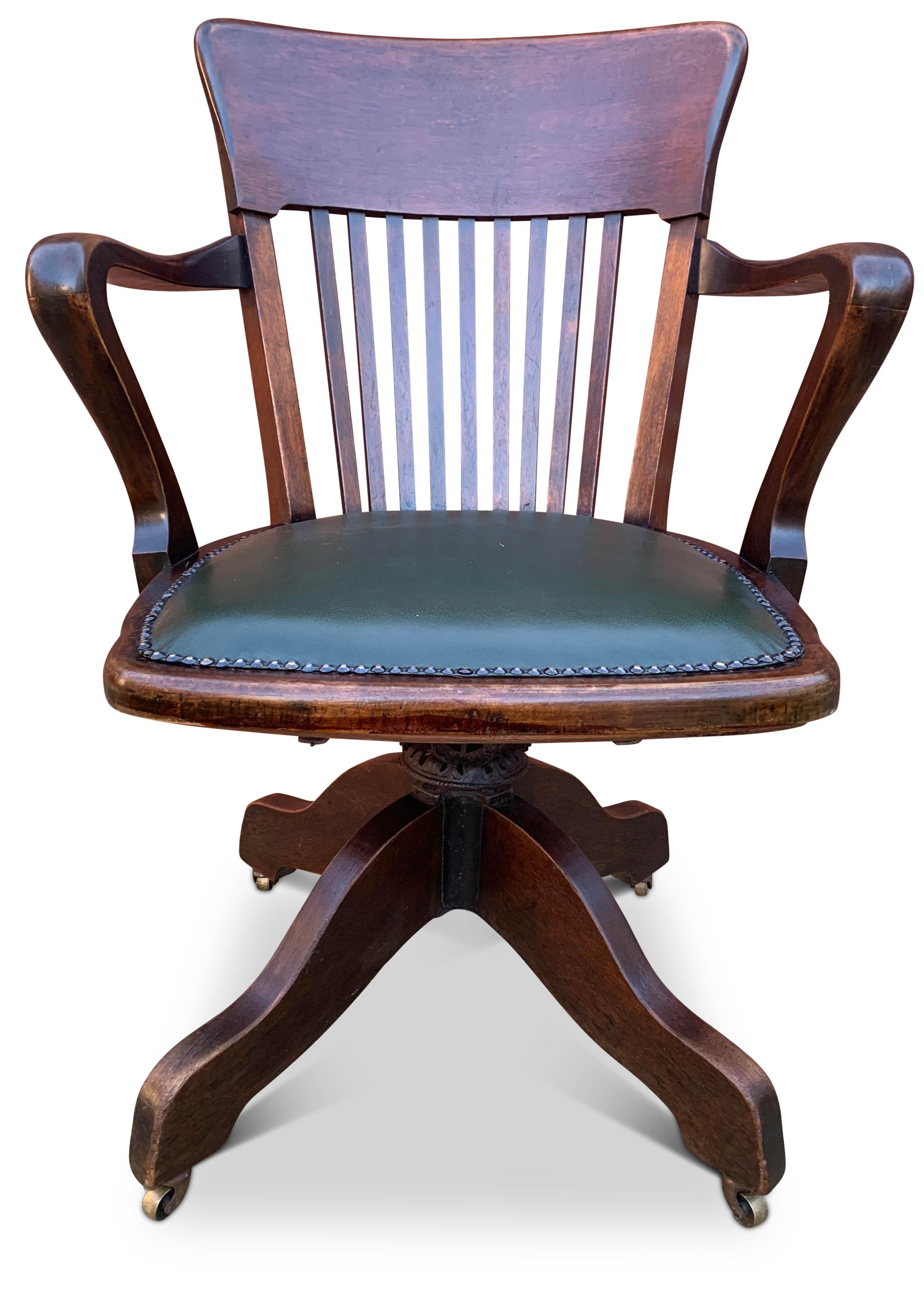 XIXe siècle Chaise de bureau Hillcrest victorienne en acajou et cuir à dossier tournant en vente