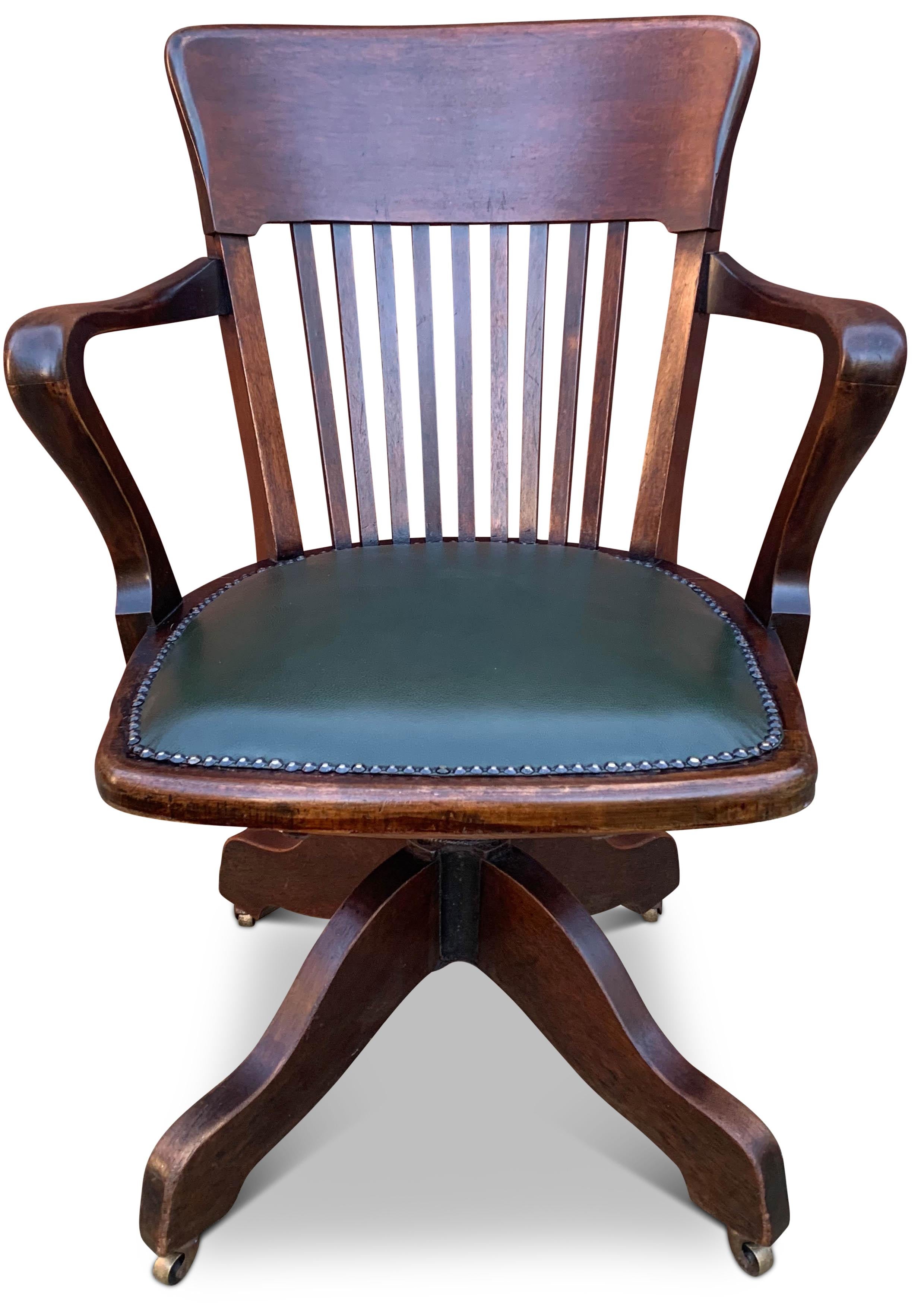 Cuir Chaise de bureau Hillcrest victorienne en acajou et cuir à dossier tournant en vente