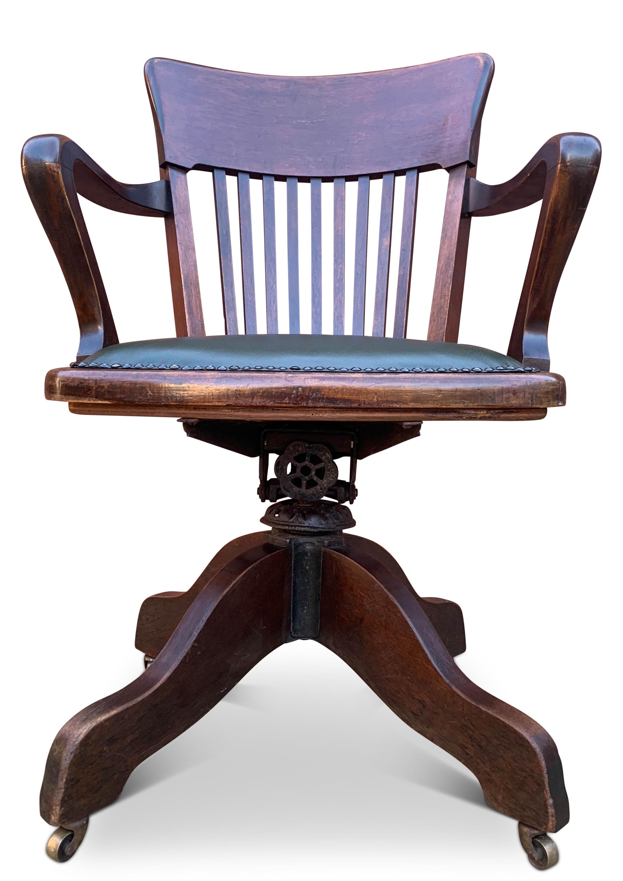 Chaise de bureau Hillcrest victorienne en acajou et cuir à dossier tournant en vente 1
