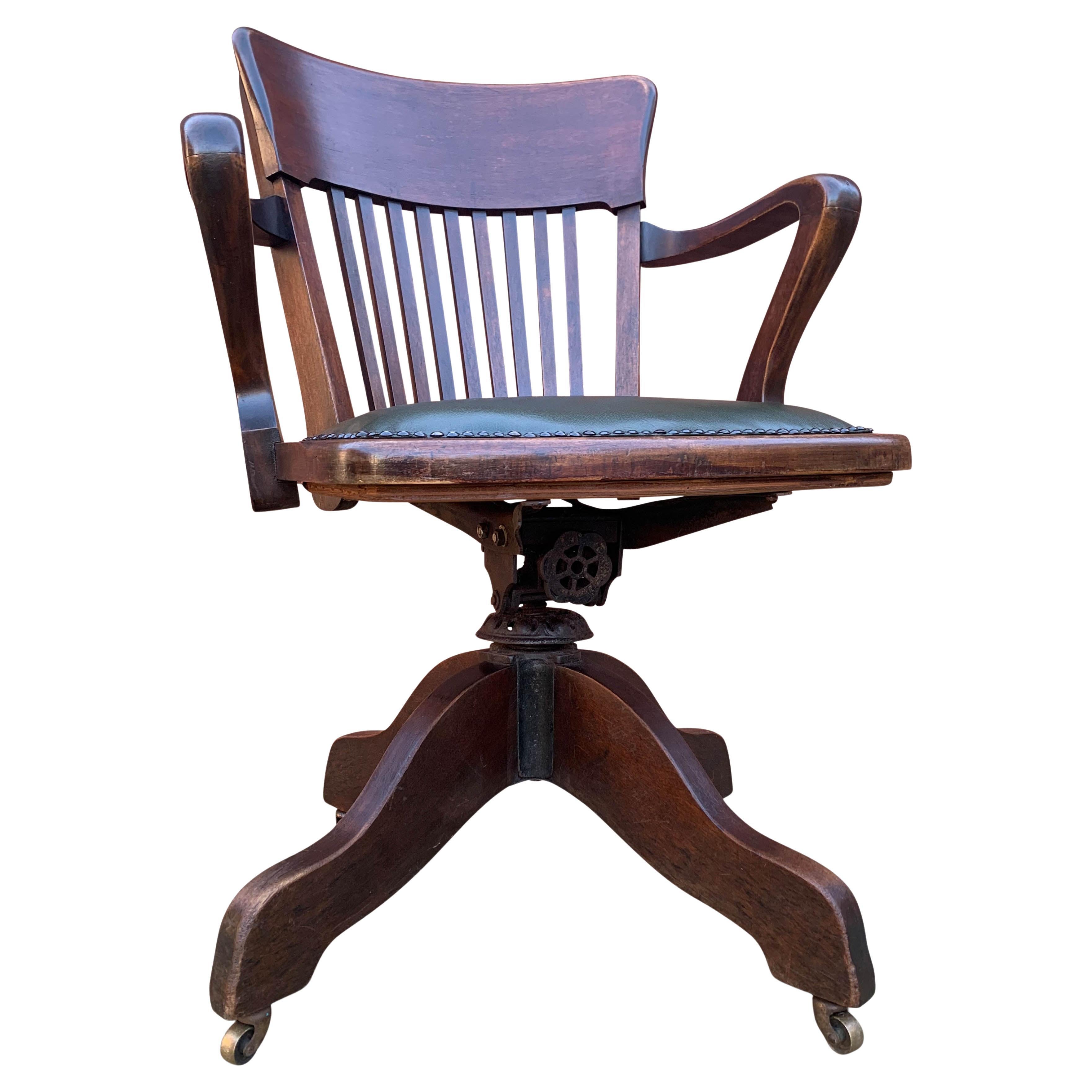 Silla de escritorio giratoria victoriana Hillcrest de caoba y cuero con respaldo de huso