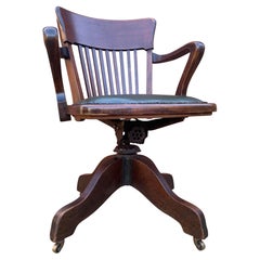 Silla de escritorio giratoria victoriana Hillcrest de caoba y cuero con respaldo de huso