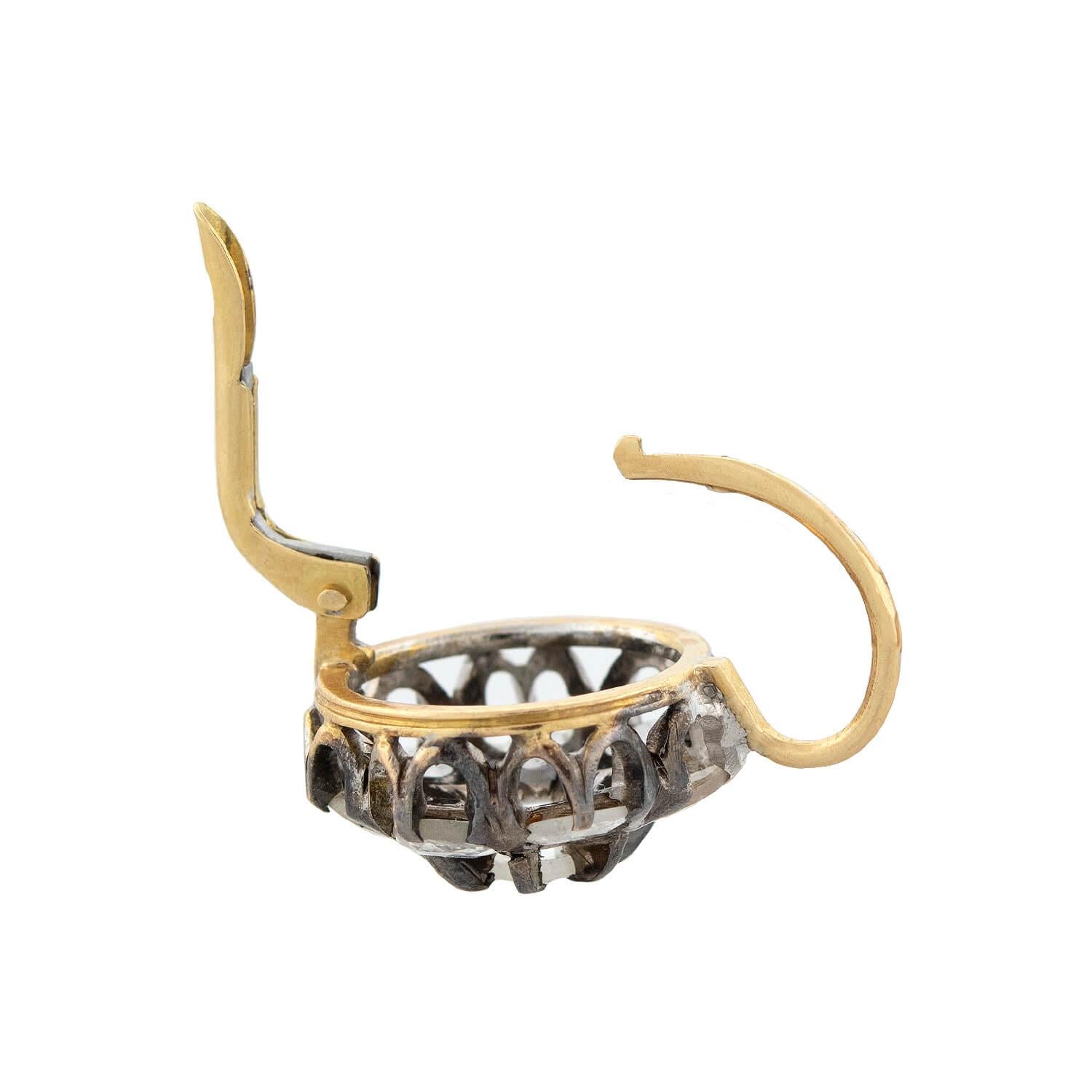 Ein unglaubliches Paar Ohrringe aus der viktorianischen Ära (ca. 1880er Jahre)! In 14-karätigem Gelbgold gefertigt und mit Sterlingsilber überzogen, glitzern acht Diamanten im Holland-Rosenschliff in einer Clusterformation. Die insgesamt sechzehn