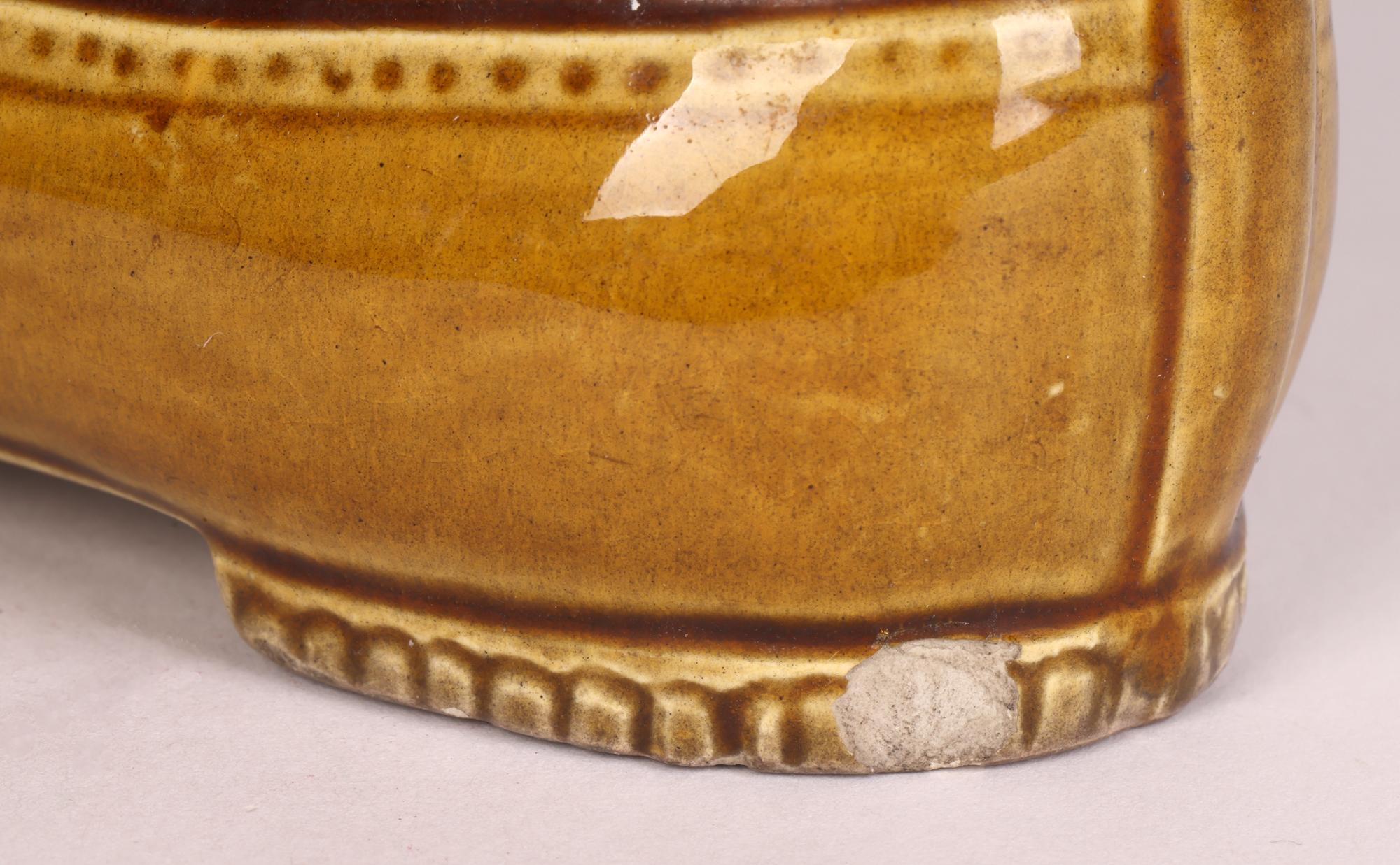 Viktorianisches viktorianisches Honig glasiertes Keramik Stiefelnadelkissen im Angebot 3