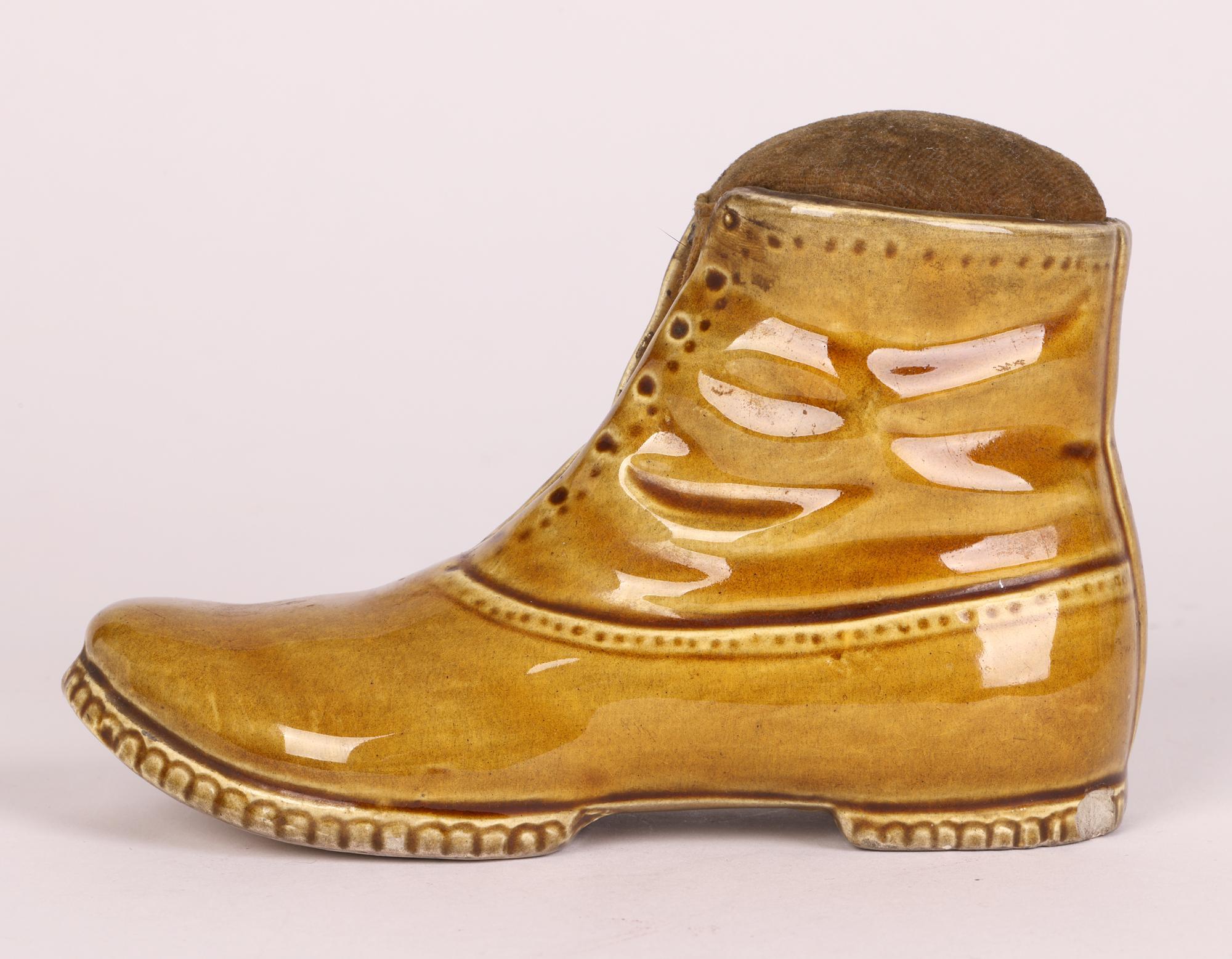 XIXe siècle Coussin d'épingle à bottes victorien en poterie émaillée miel en vente