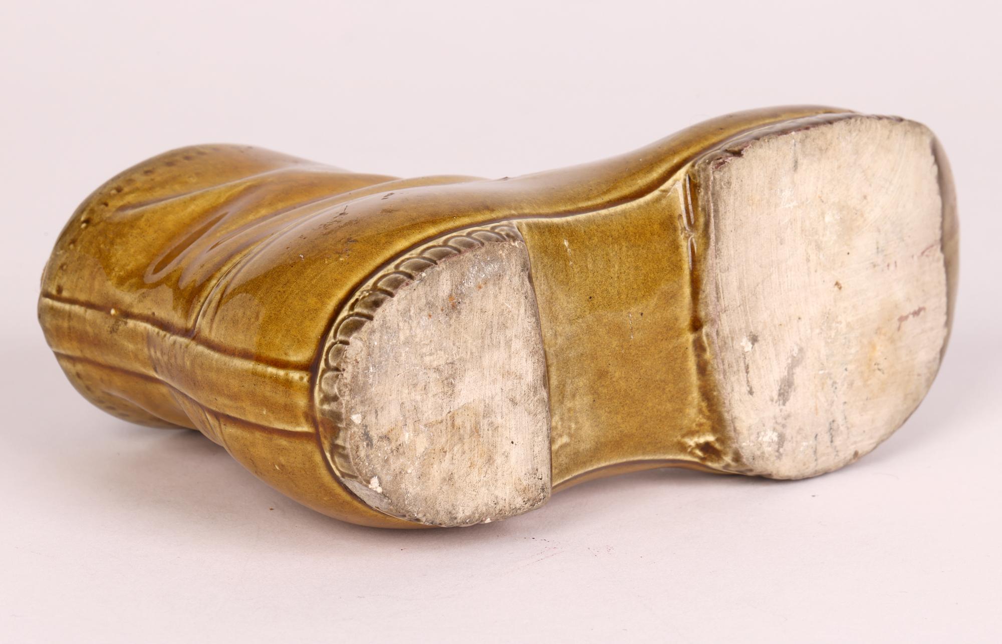 Poteries Coussin d'épingle à bottes victorien en poterie émaillée miel en vente
