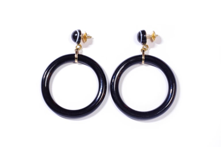 Victorian hoop onyx earrings in yellow gold 18 karats. Large pair of earrings composed of a ring of onyx in low part and a cabochon of onyx veined with white (called agate) in upper part. The two elements are linked by a yellow gold link. Victorian