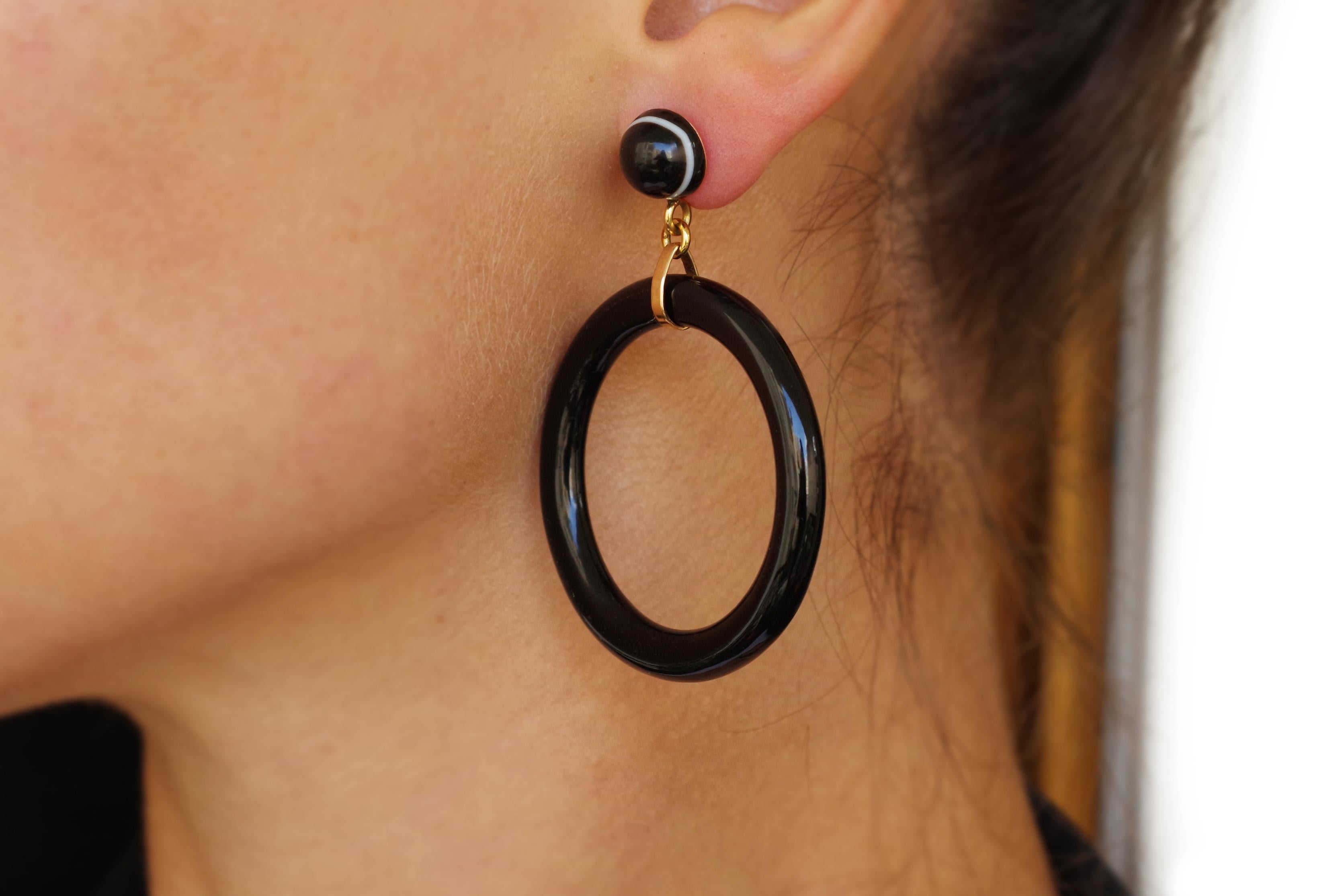 Victorian Hoop Onyx Earrings in Yellow Gold, Mourning Earrings In Fair Condition In PARIS, FR
