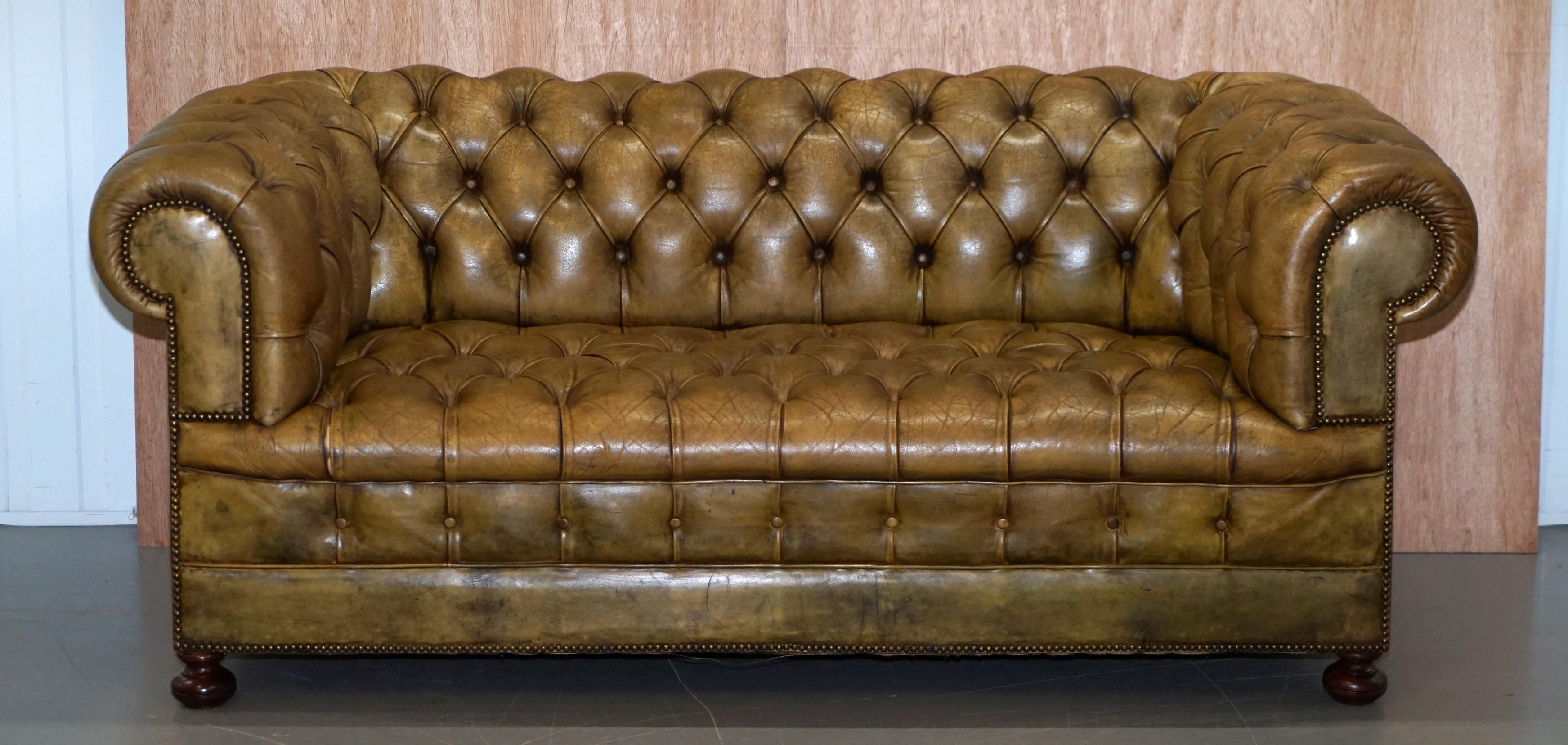 Nous sommes ravis d'offrir à la vente cet original canapé Victorien Chesterfield en cuir vert teint à la main, rempli de crin de cheval et entièrement boutonné

Un canapé très beau et bien fait, la tapisserie semble être le cuir original teint à
