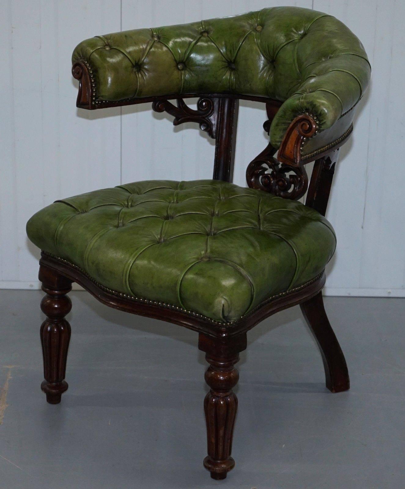 We are delighted to offer for sale this very large Victorian 1860 solid mahogany framed with Chesterfield buttoning and aged green leather upholstery Horseshoe library reading captain’s chair

A very grand and well made piece, these first came to