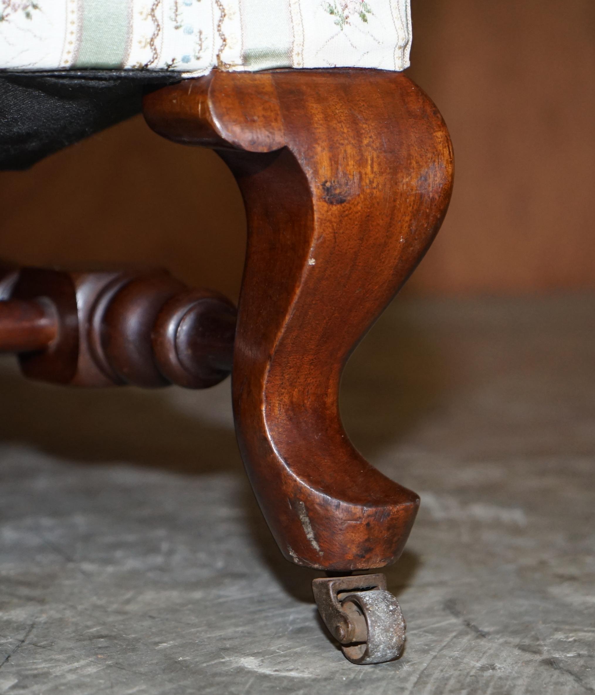 Divano poltrona Wingback doppio imbottito in tessuto ticchettato di epoca vittoriana di Howard and Sons In condizioni buone in vendita a West Sussex, Pulborough