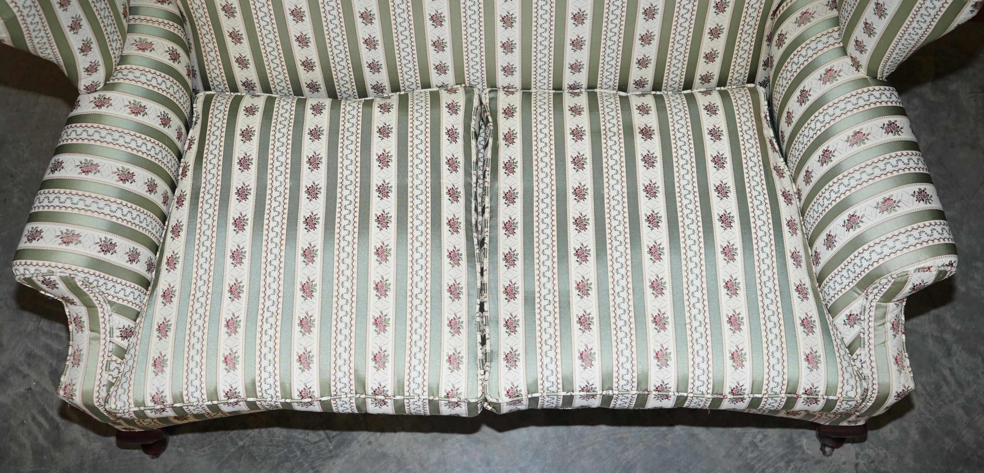 Tappezzeria Divano poltrona Wingback doppio imbottito in tessuto ticchettato di epoca vittoriana di Howard and Sons in vendita