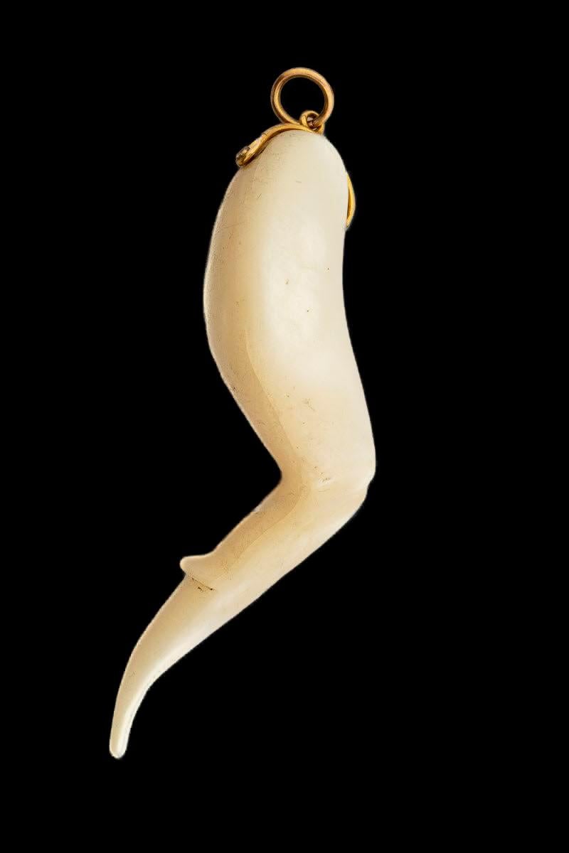 Victorian Huge Cornicello in Mother of Pearl In Excellent Condition In Stamford, CT