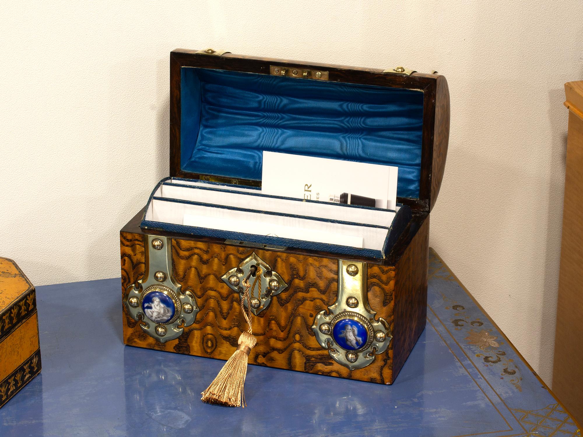 Caja fija con cúpula

De nuestra colección Cajas, nos complace ofrecerte esta Caja de papelería victoriana de fresno húngaro de Howell James & Co. La Caja fija está chapada en el exterior en fresno húngaro con una tapa abovedada montada con grandes