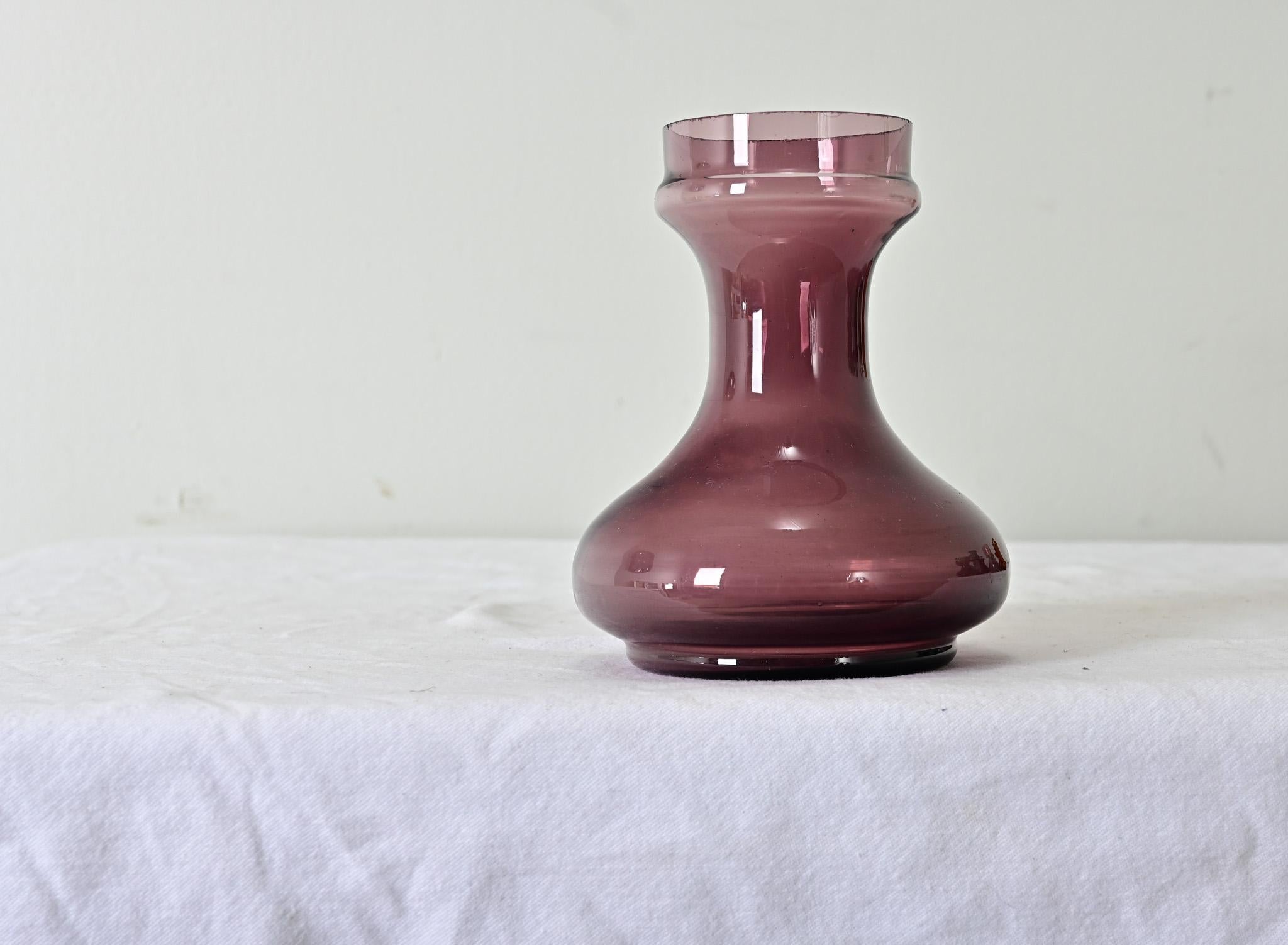 Vaso a forzatura di giacinti in vetro color ametista, laminato a mano, risalente al 1890. Guarda le immagini dettagliate. 