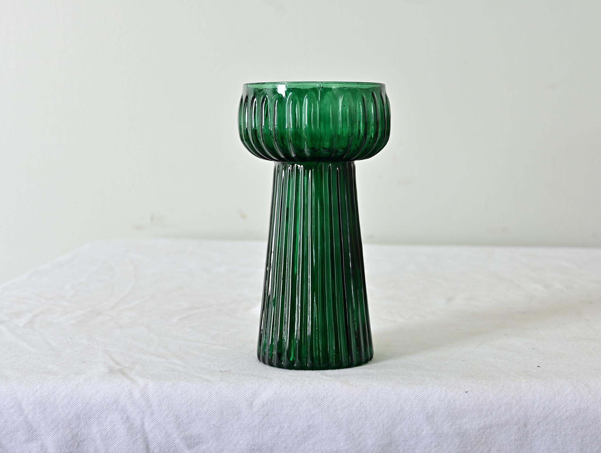 Vaso a forzatura di giacinti in vetro color smeraldo, arrotolato a mano, risalente al 1890, con struttura a Rolle. Guarda le immagini dettagliate.