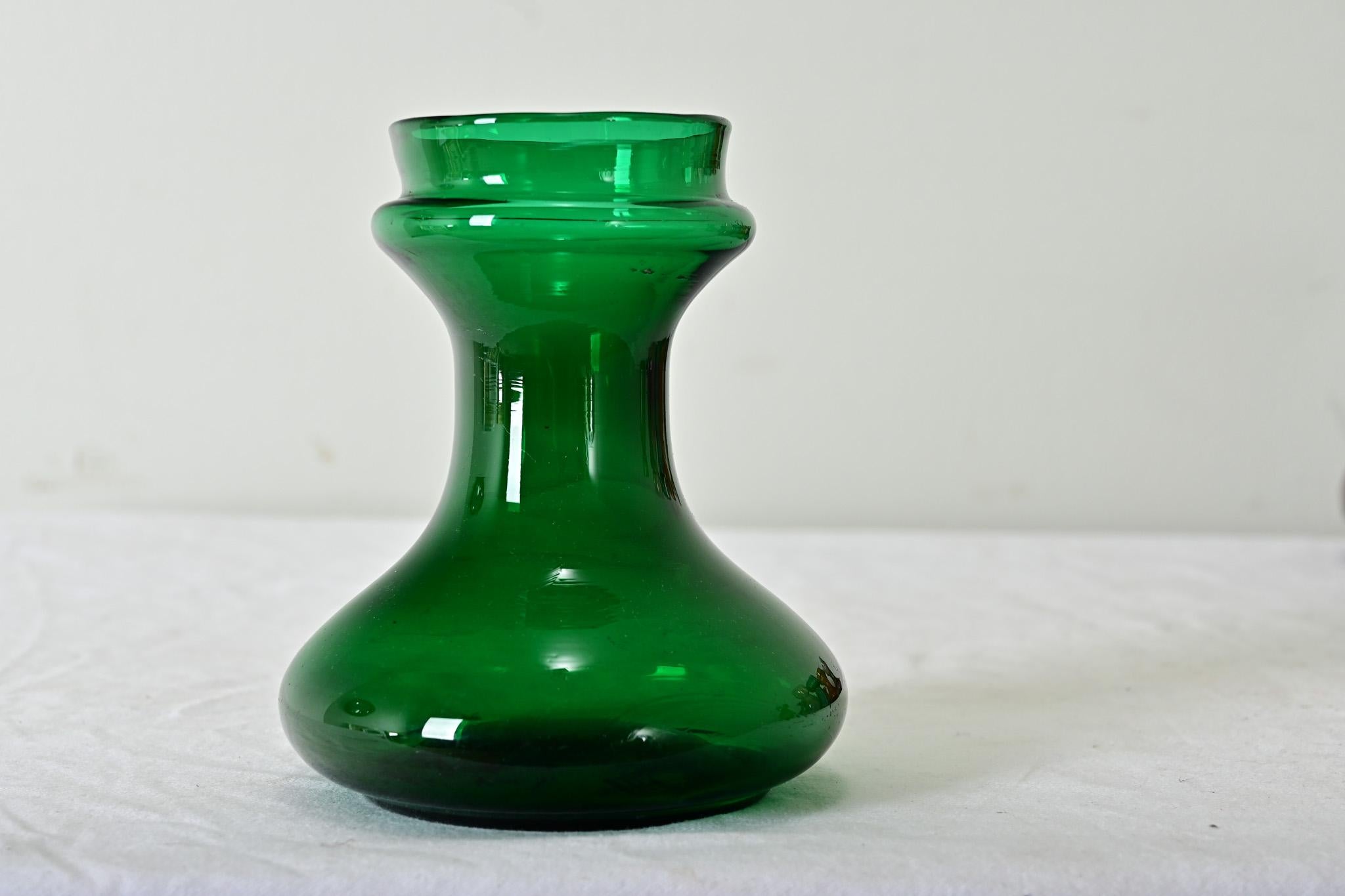 Vaso a forzatura di giacinti in vetro color smeraldo, laminato a mano, risalente al 1890. Guarda le immagini dettagliate. 
