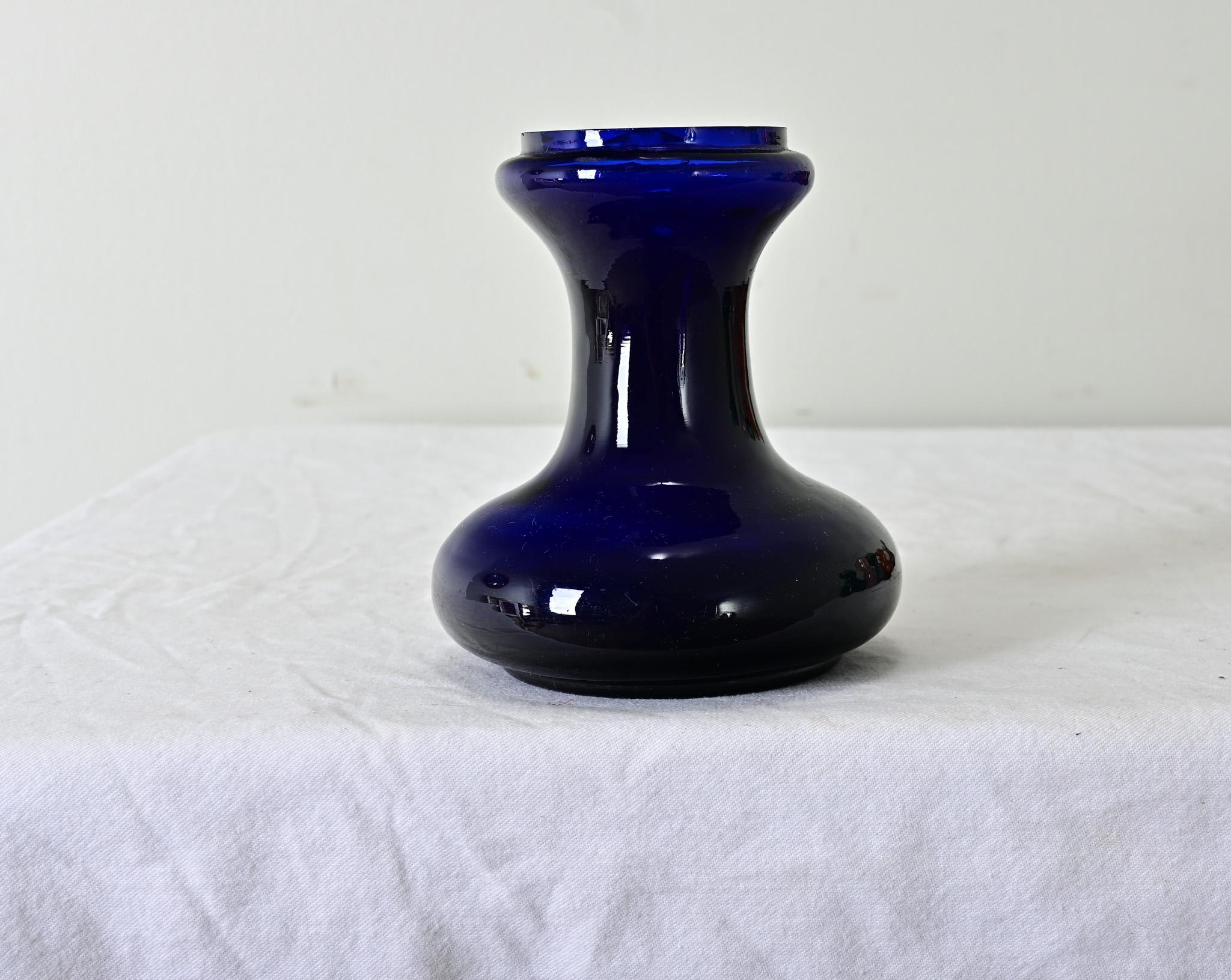 Vaso a forzatura di giacinti in vetro color blu cobalto, laminato a mano, risalente al 1890. Guarda le immagini dettagliate. 
