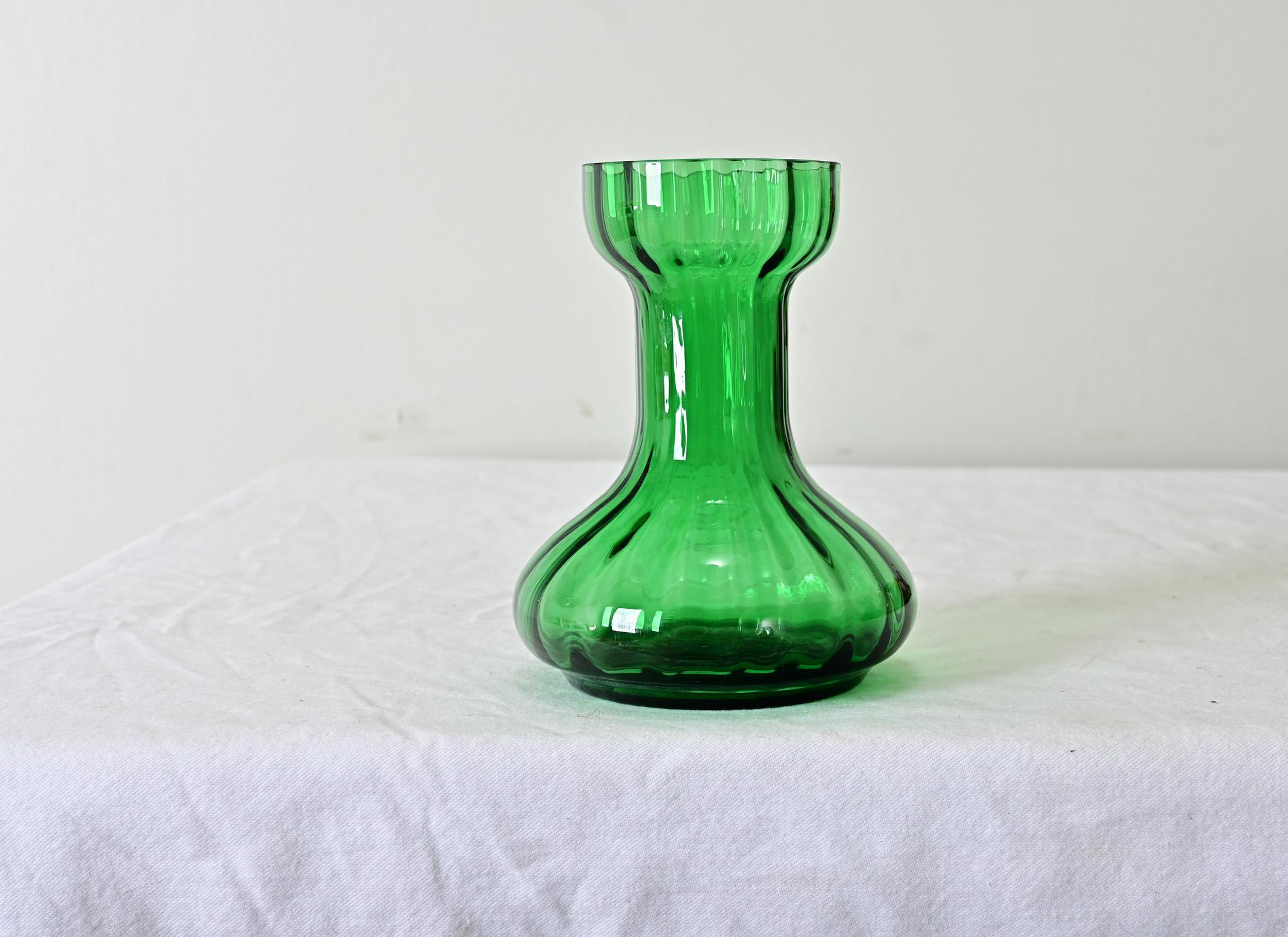 Vaso a forzatura in vetro color verde smeraldo, laminato a mano, risalente al 1890, con struttura scanalata. Guarda le immagini dettagliate. 
