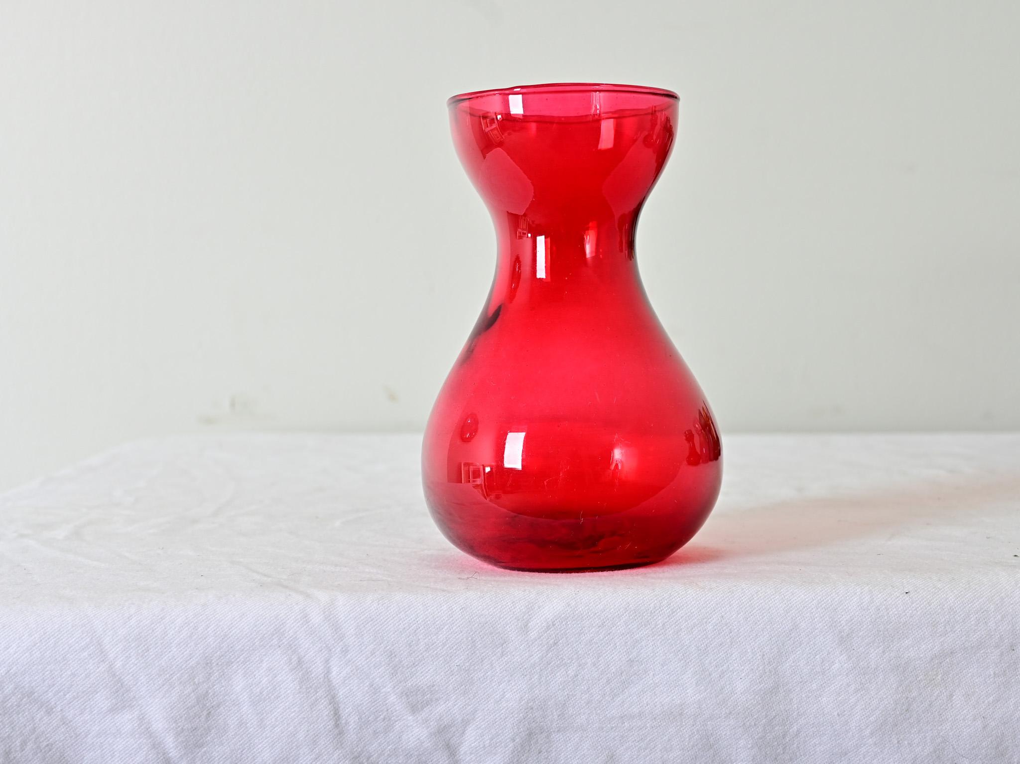 Vaso a forzatura in vetro color mirtillo, laminato a mano, risalente al 1890. Guarda le immagini dettagliate. 
