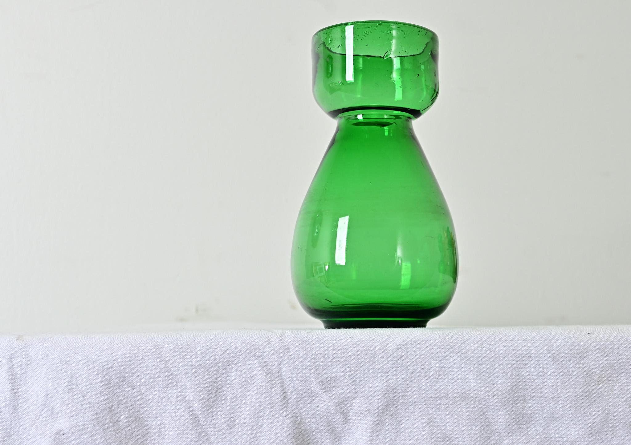 Vaso a forzatura di giacinti in vetro color verde smeraldo, laminato a mano, risalente al 1890. Guarda le immagini dettagliate. 
