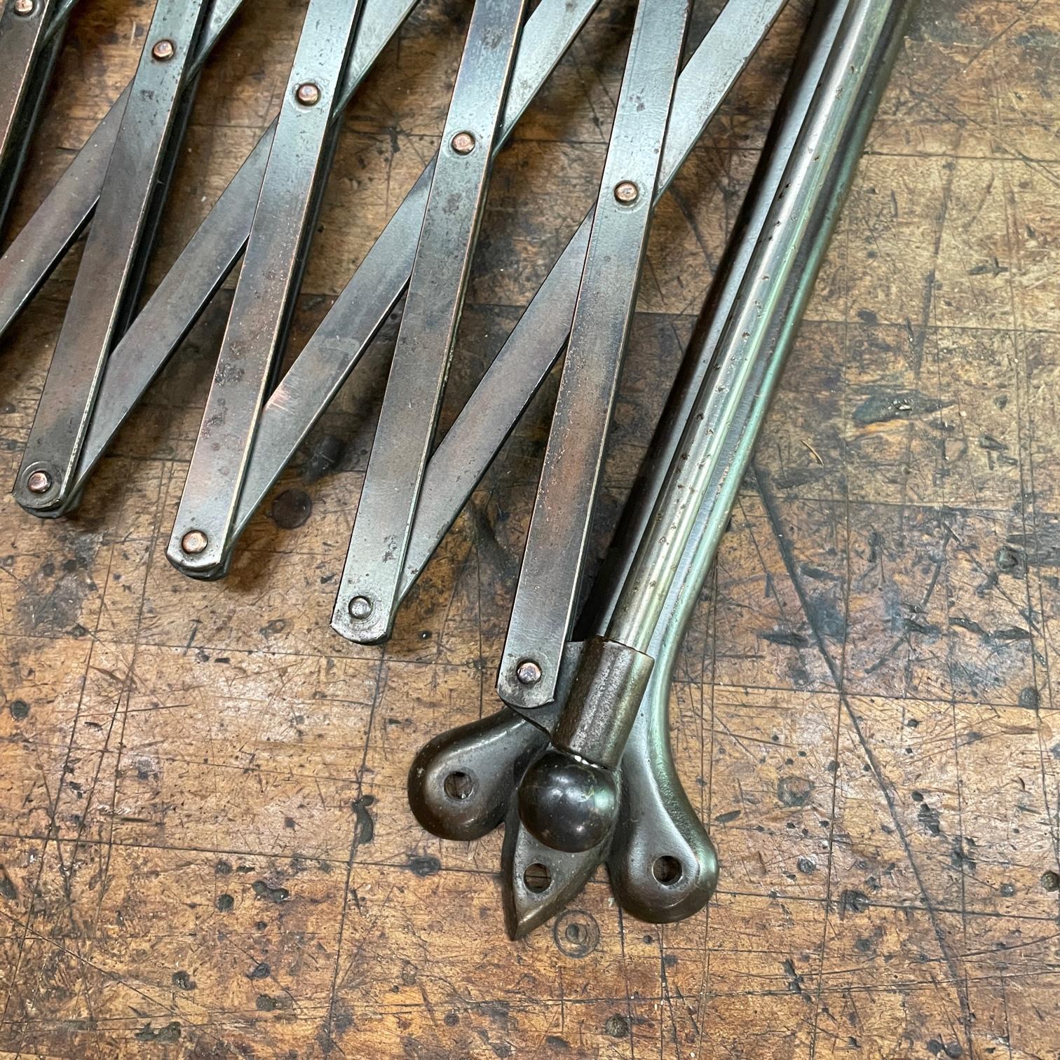 Specchio da parete ovale a forbice di epoca industriale vittoriana con tonalità bronzo in vendita 3