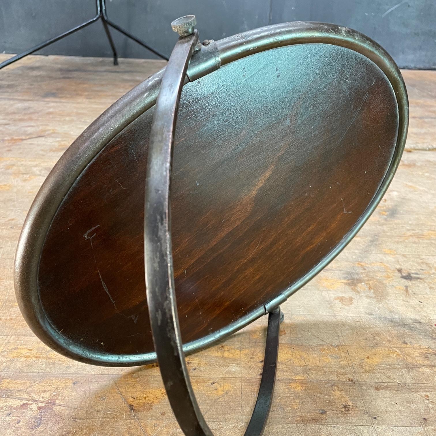 Specchio da parete ovale a forbice di epoca industriale vittoriana con tonalità bronzo in vendita 1
