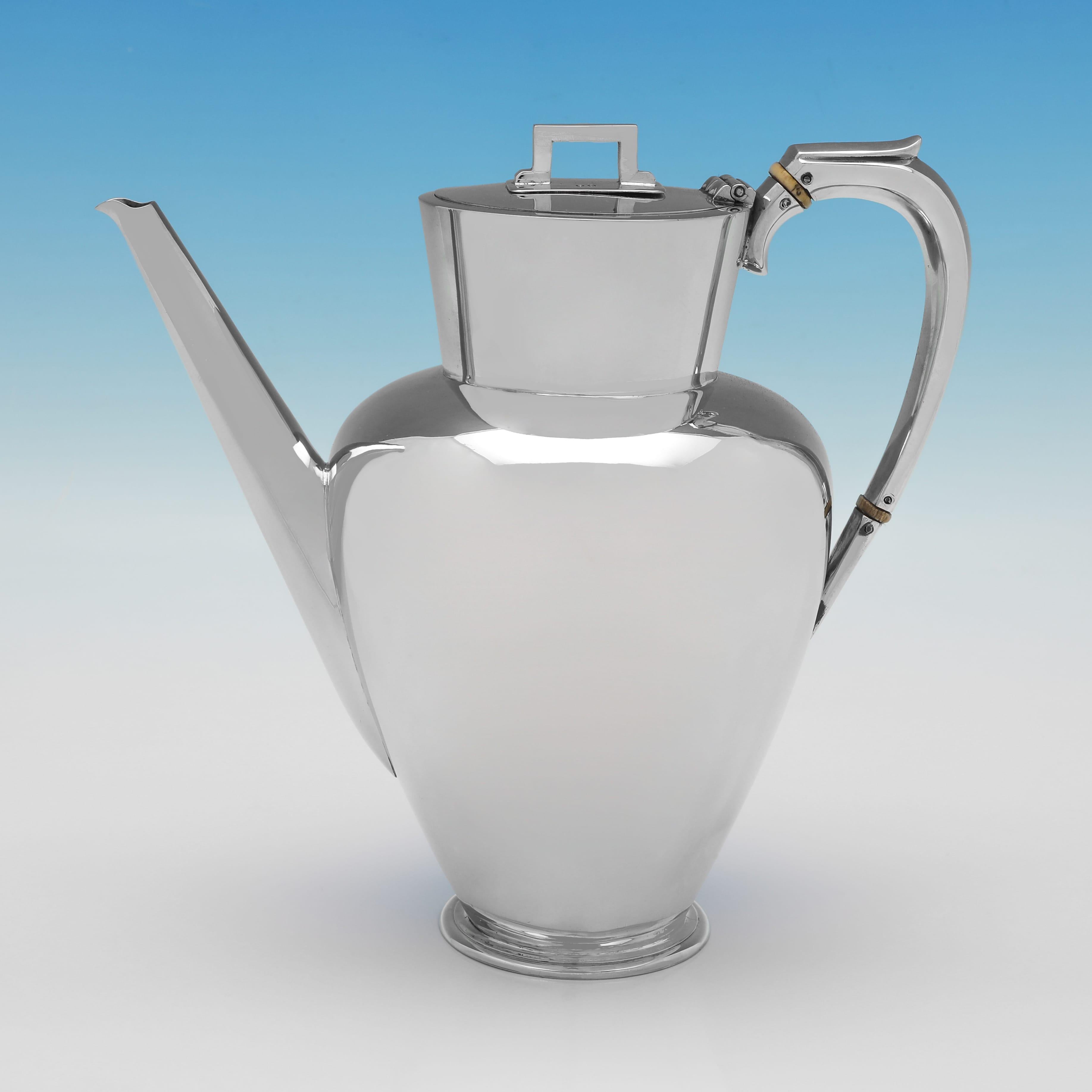 Marchiato a Birmingham nel 1878 da W. Spurrier & Co., questo elegante servizio da tè vittoriano in argento massiccio, composto da 4 pezzi, ha un design elegante e semplice, con terminali angolari in argento per la teiera e la caffettiera e interni