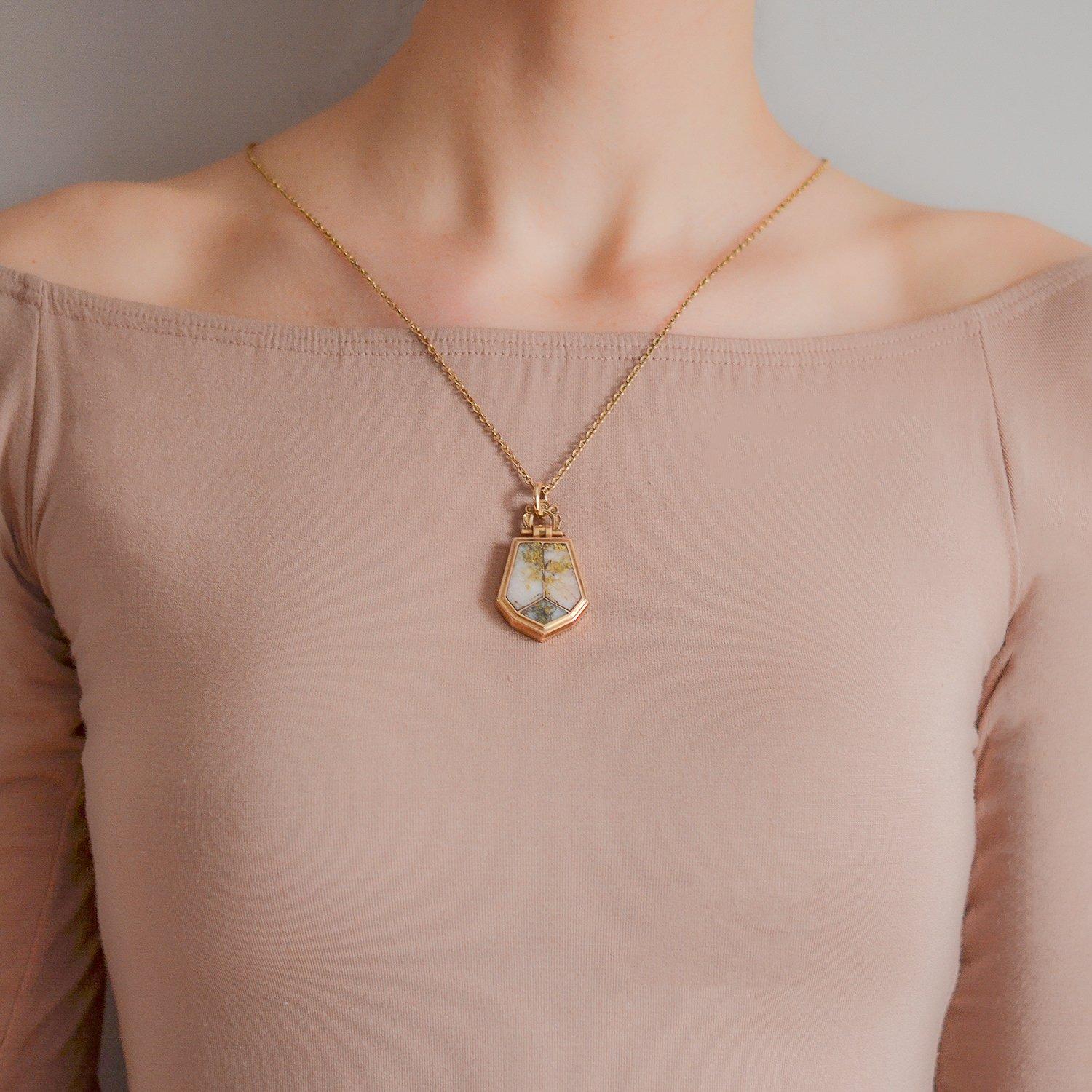 Pendentif médaillon victorien en or incrusté de quartz en vente 1