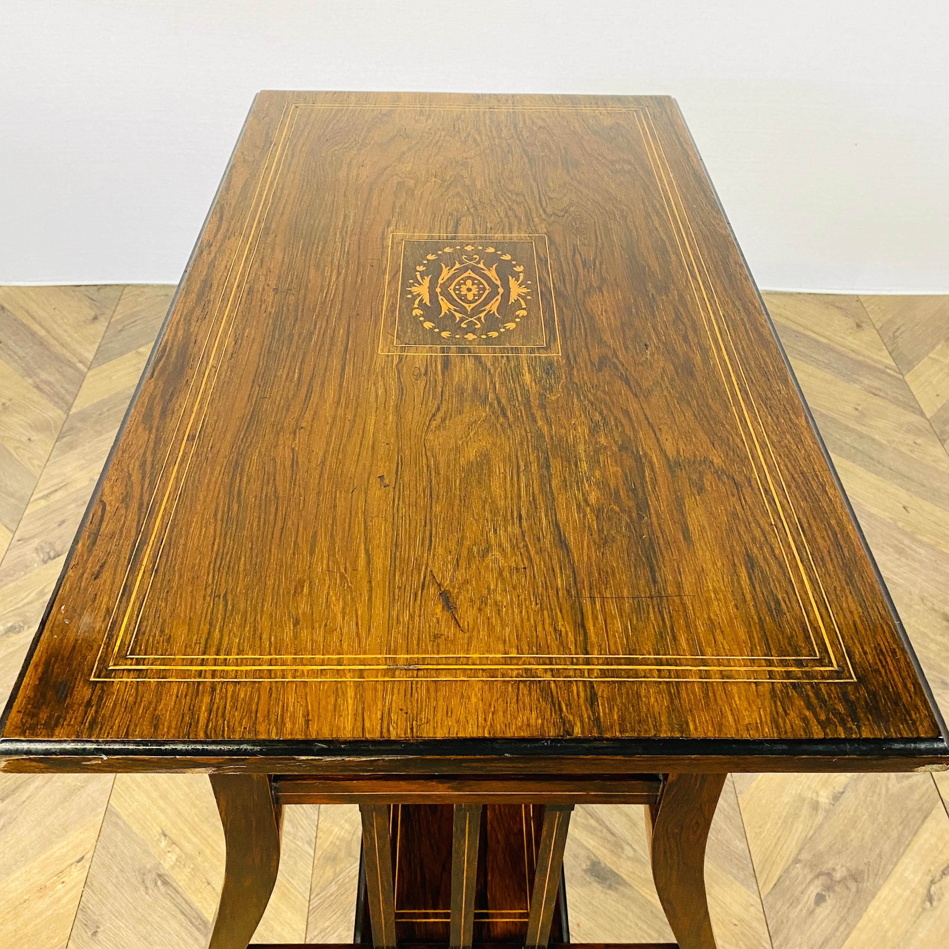 Table d'appoint victorienne à deux niveaux en bois de rose incrusté, années 1880 en vente 7