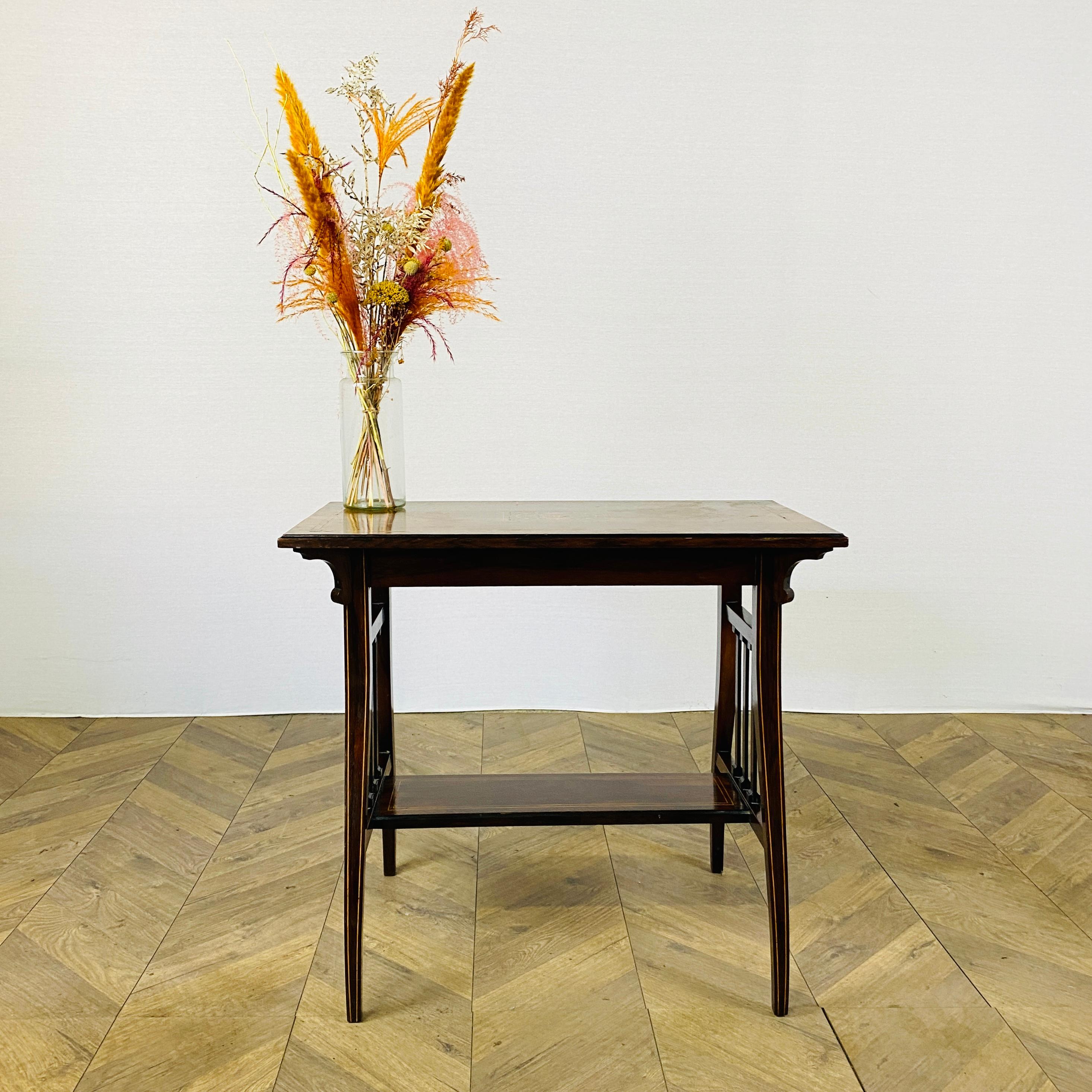 Table d'appoint à deux niveaux en bois de rose marqueté, très décorative, datant de l'époque victorienne, vers 1880

La table présente une double bande de buis et un motif central de coquille circulaire incrustée, avec des détails incrustés sur