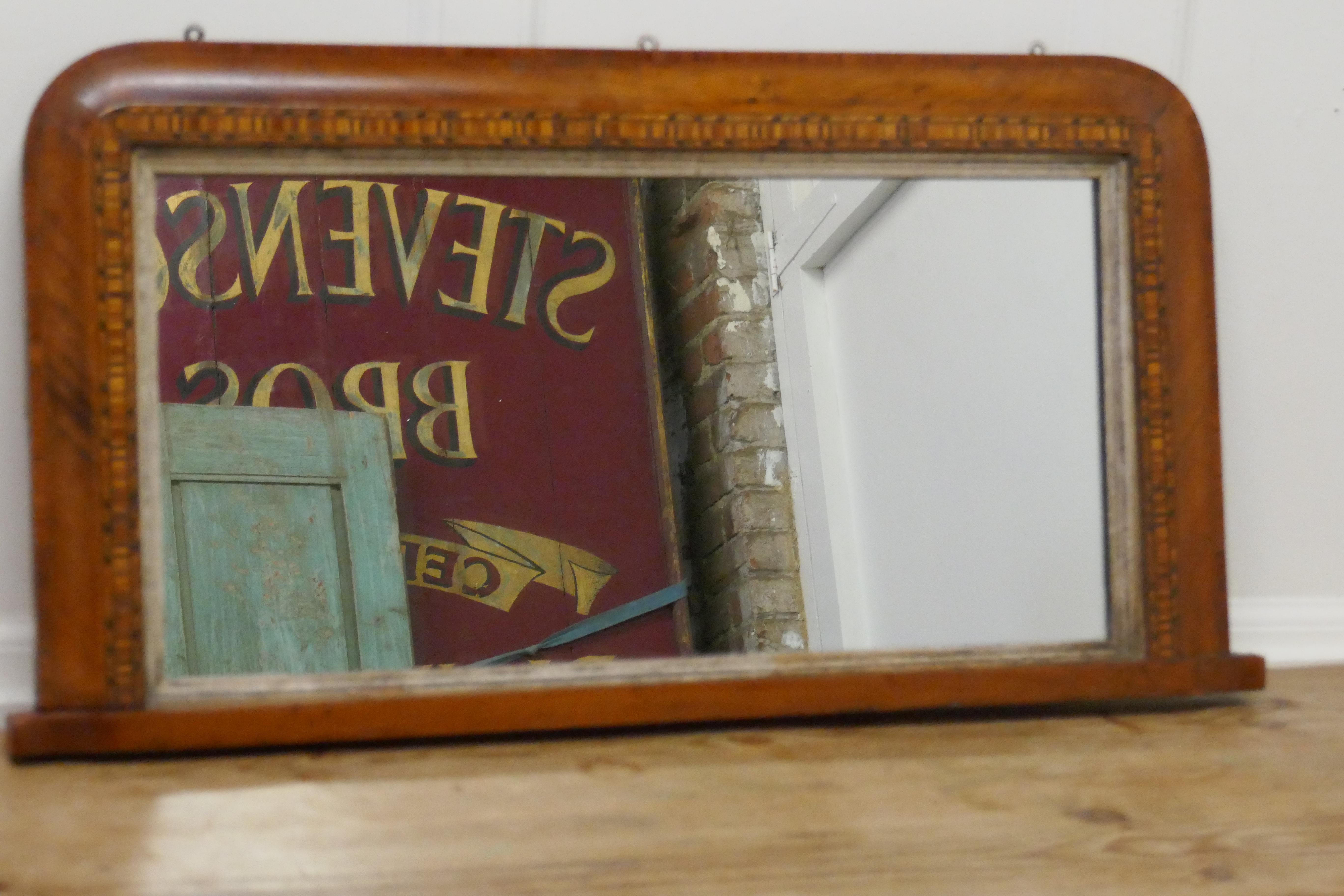 Viktorianischer Kaminsimsspiegel mit Intarsien aus Nussbaumholz (Walnuss) im Angebot