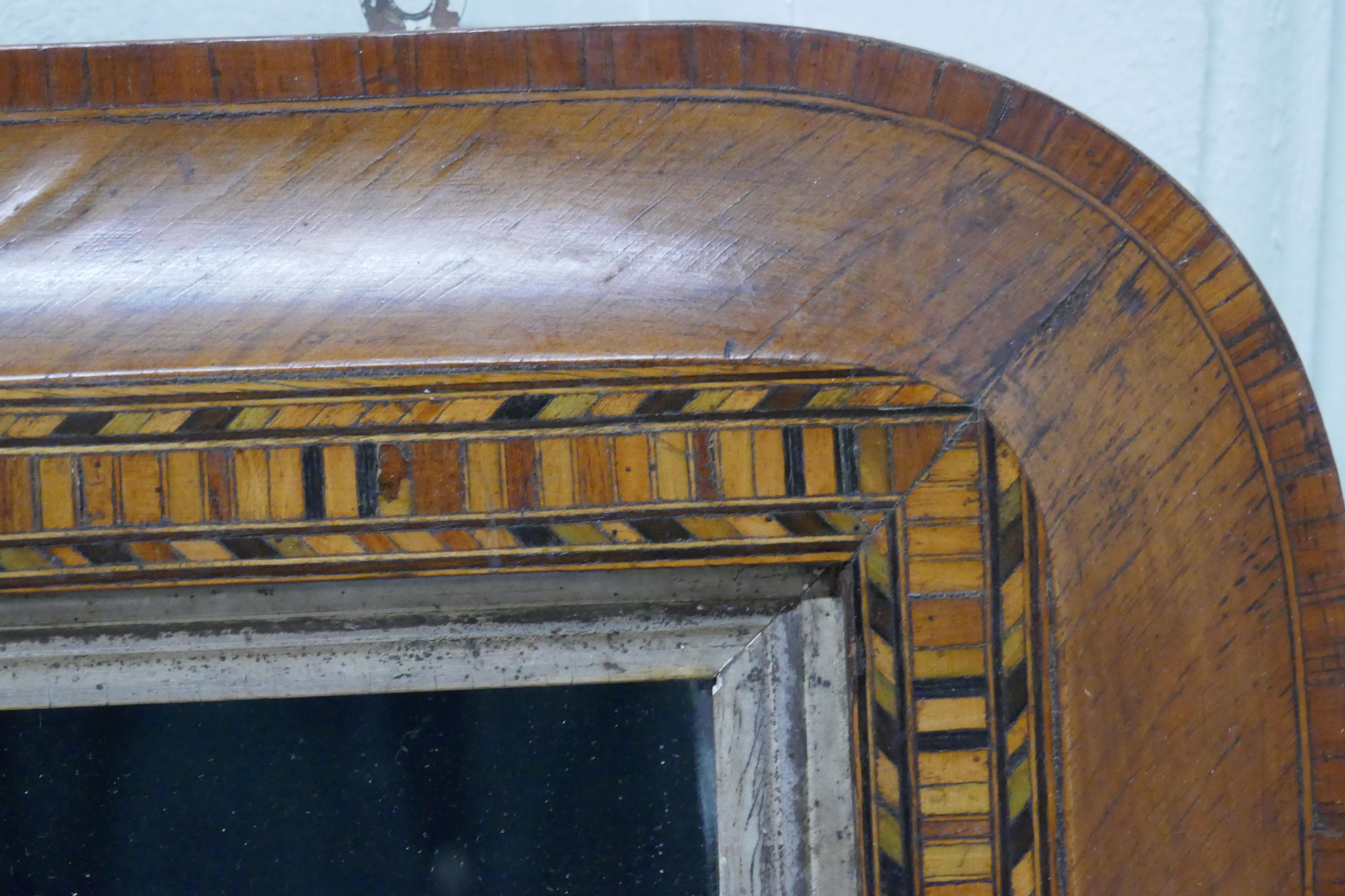 Viktorianischer Kaminsimsspiegel mit Intarsien aus Nussbaumholz im Angebot 1