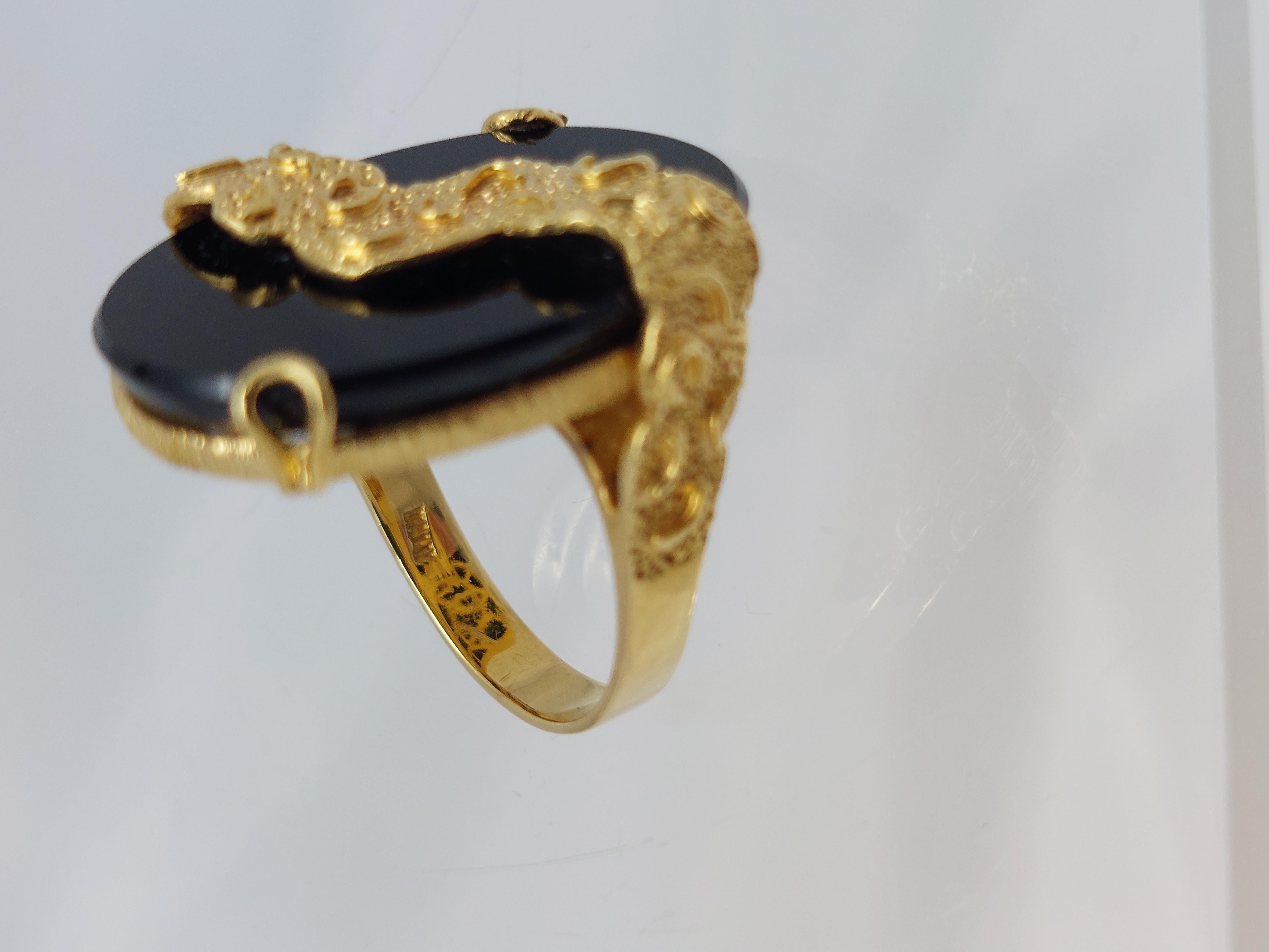 Anillo de ónix negro de oro amarillo de 18 quilates de inspiración victoriana en venta 5