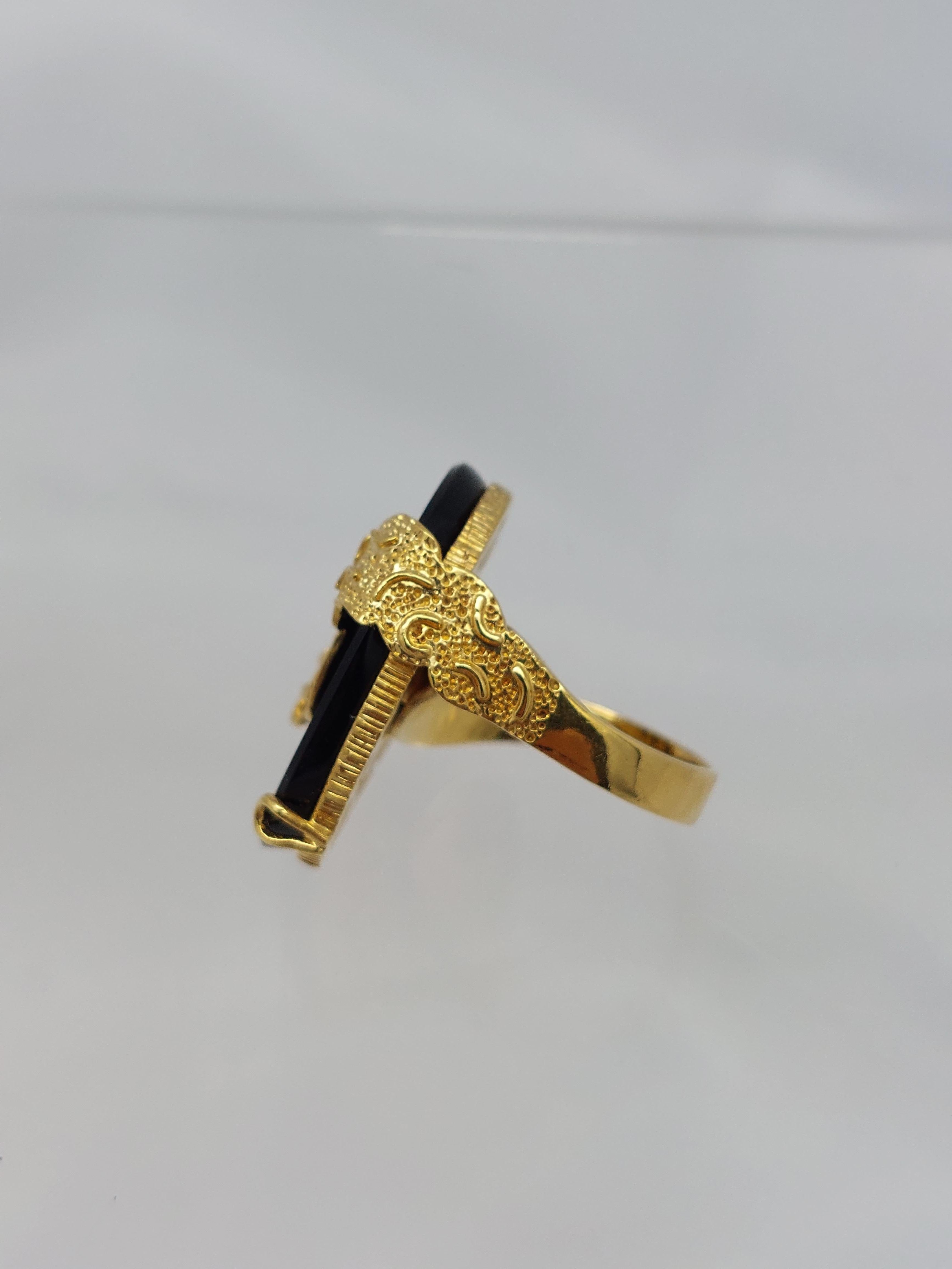 Anillo de ónix negro de oro amarillo de 18 quilates de inspiración victoriana Corte de escudo en venta
