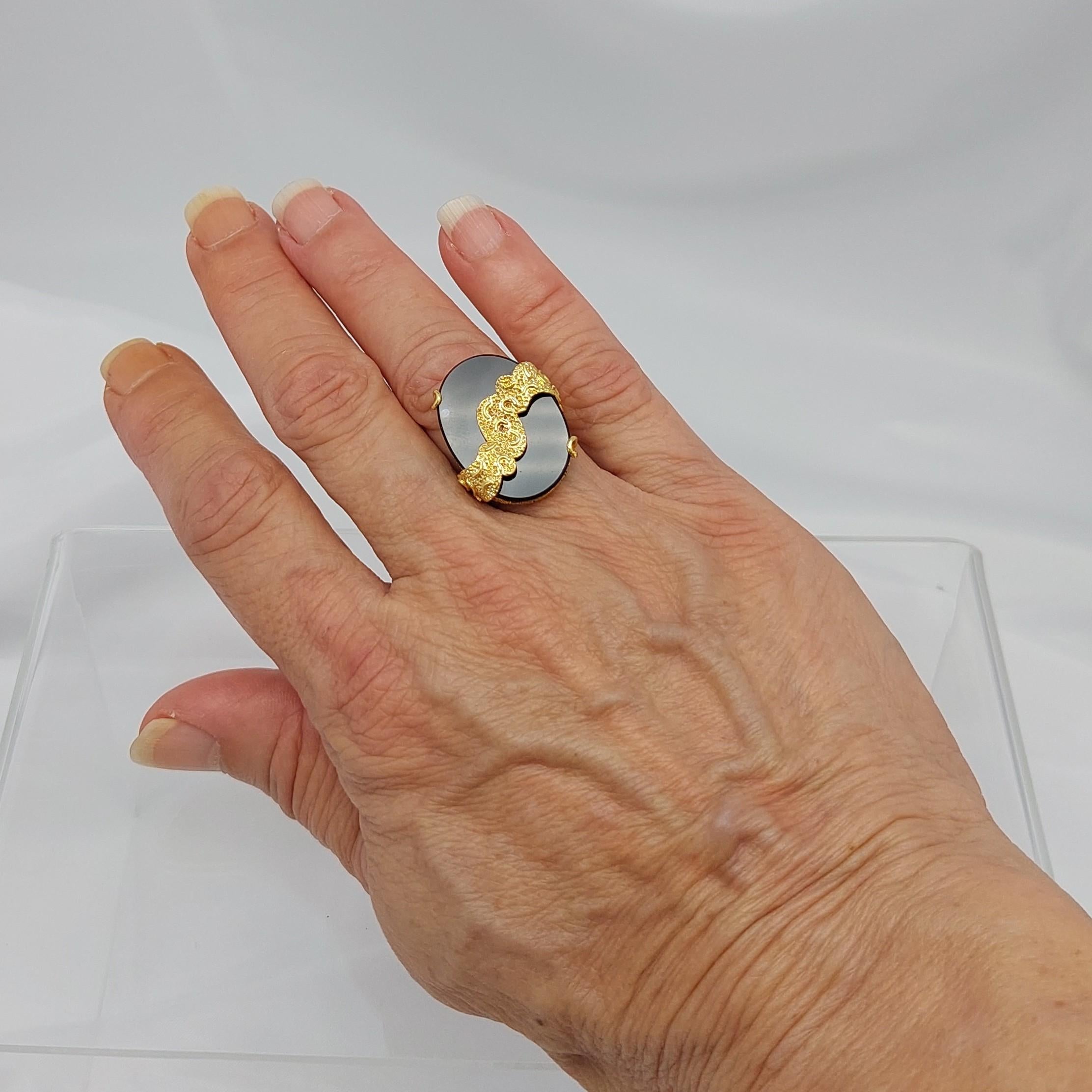 Femenino o masculino Anillo de ónix negro de oro amarillo de 18 quilates de inspiración victoriana en venta