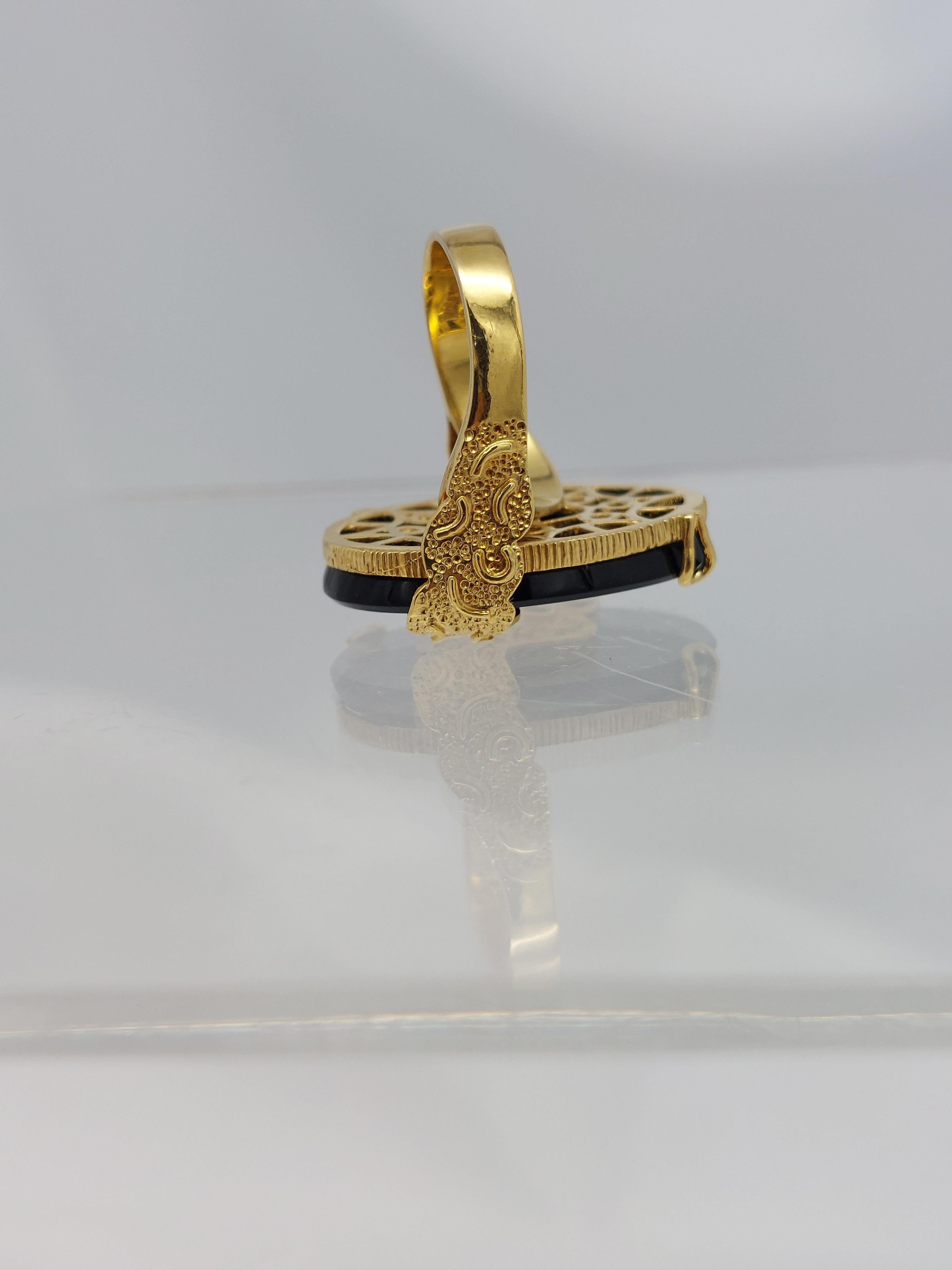 Anillo de ónix negro de oro amarillo de 18 quilates de inspiración victoriana en venta 1