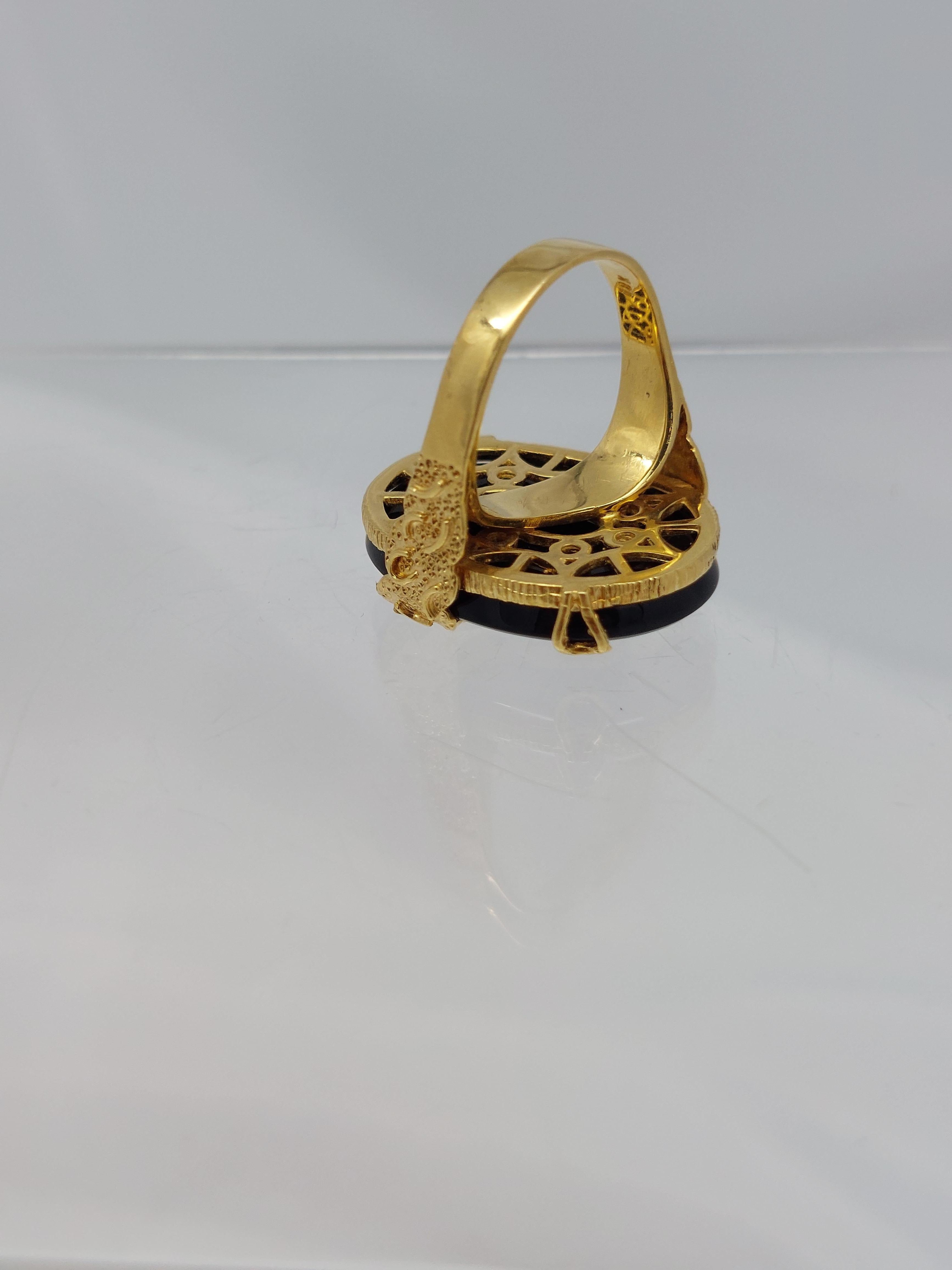 Anillo de ónix negro de oro amarillo de 18 quilates de inspiración victoriana en venta 2