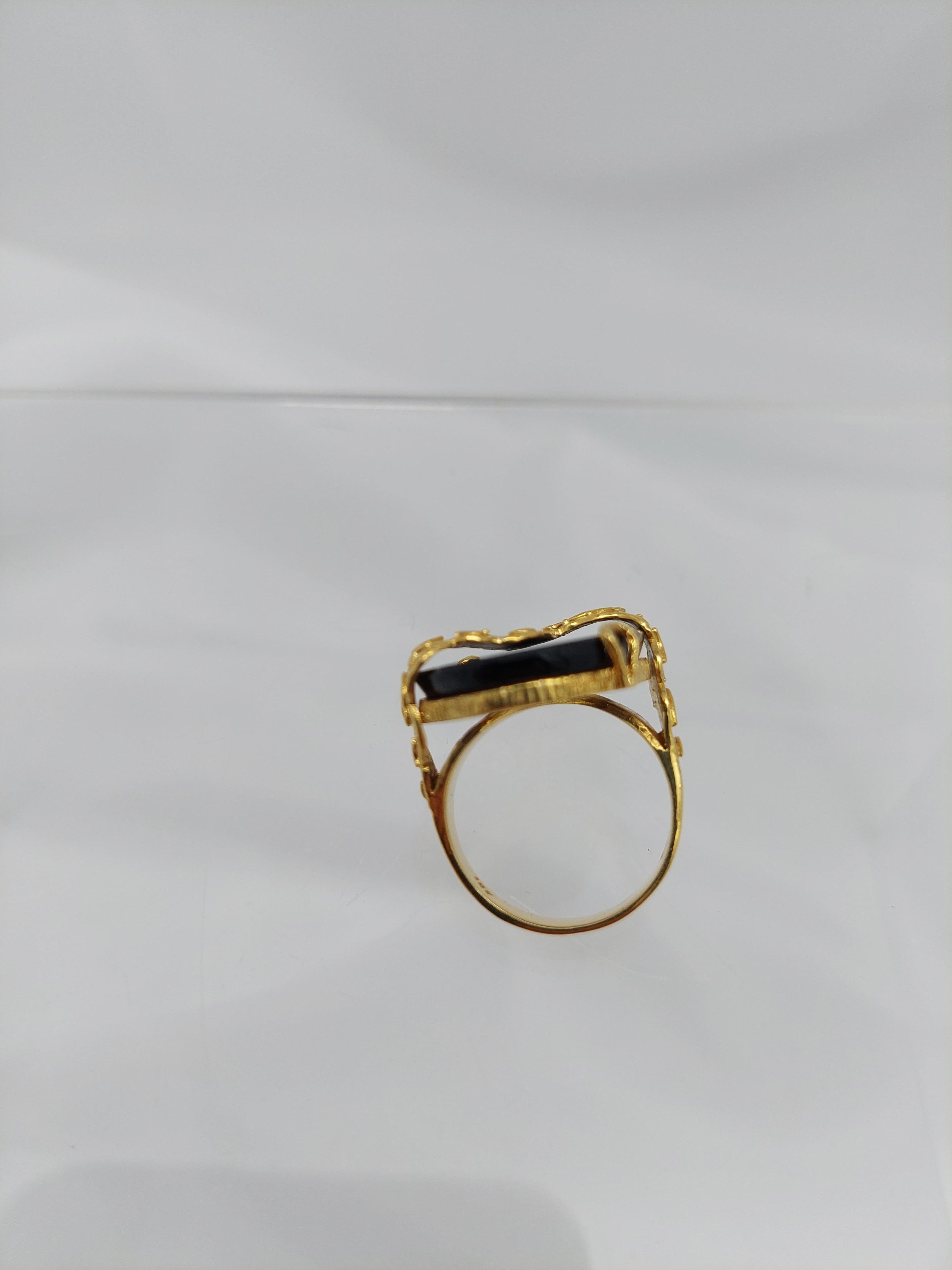 Anillo de ónix negro de oro amarillo de 18 quilates de inspiración victoriana en venta 3