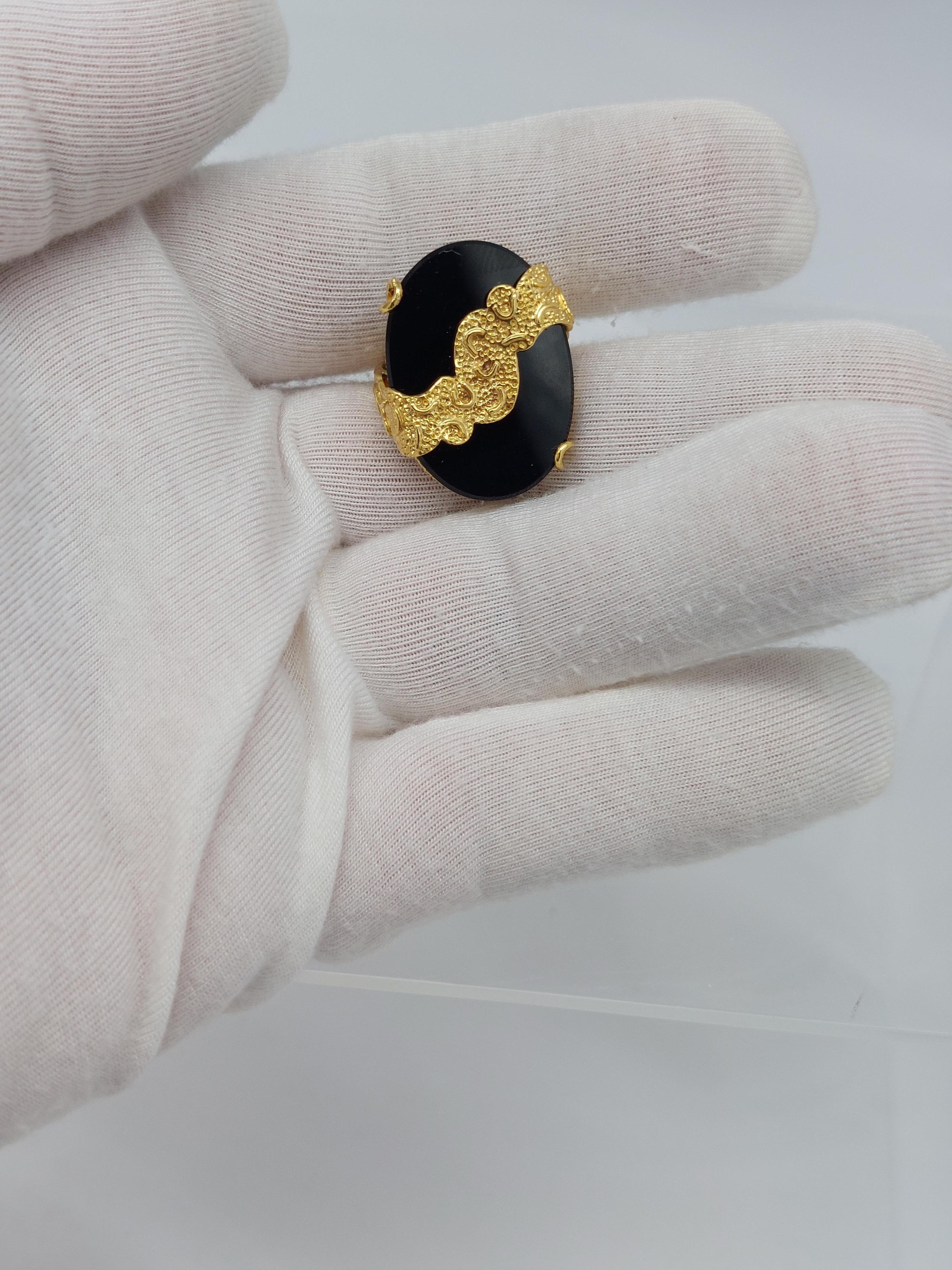 Anillo de ónix negro de oro amarillo de 18 quilates de inspiración victoriana en venta 4