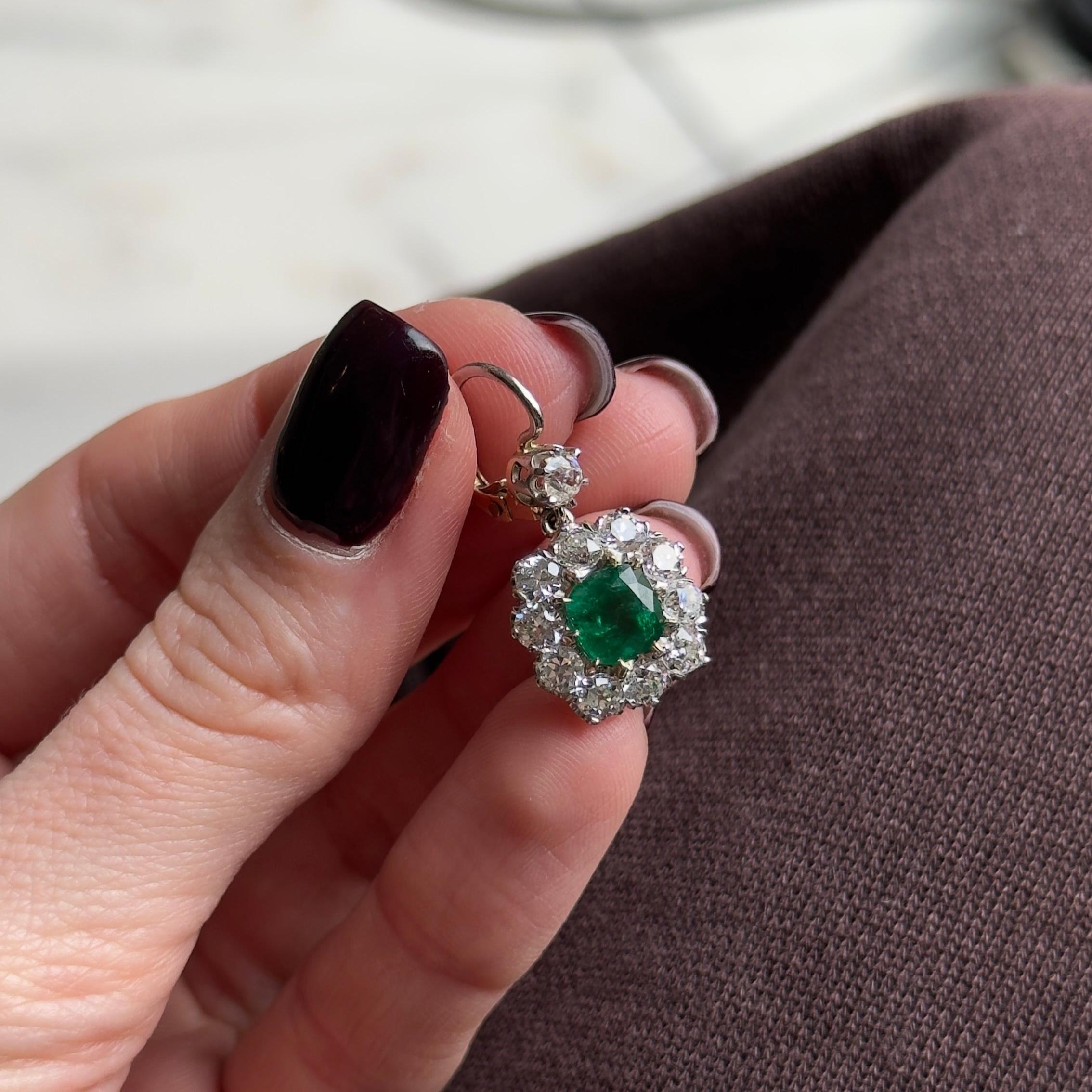 Victorien Boucles d'oreilles d'inspiration victorienne en or 18K et platine 2.65 carats Emeraude Diamant Halo en vente