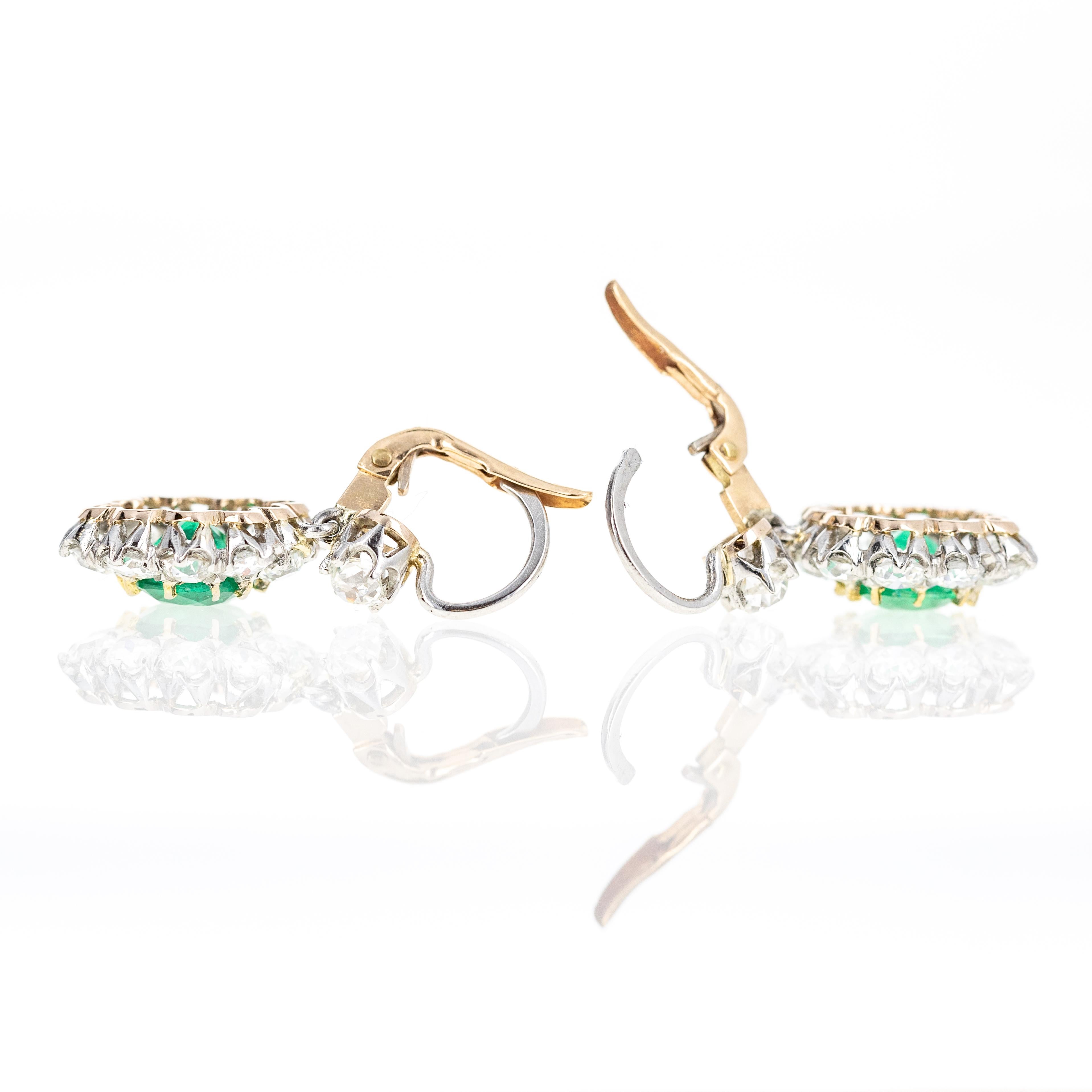 Taille émeraude Boucles d'oreilles d'inspiration victorienne en or 18K et platine 2.65 carats Emeraude Diamant Halo en vente