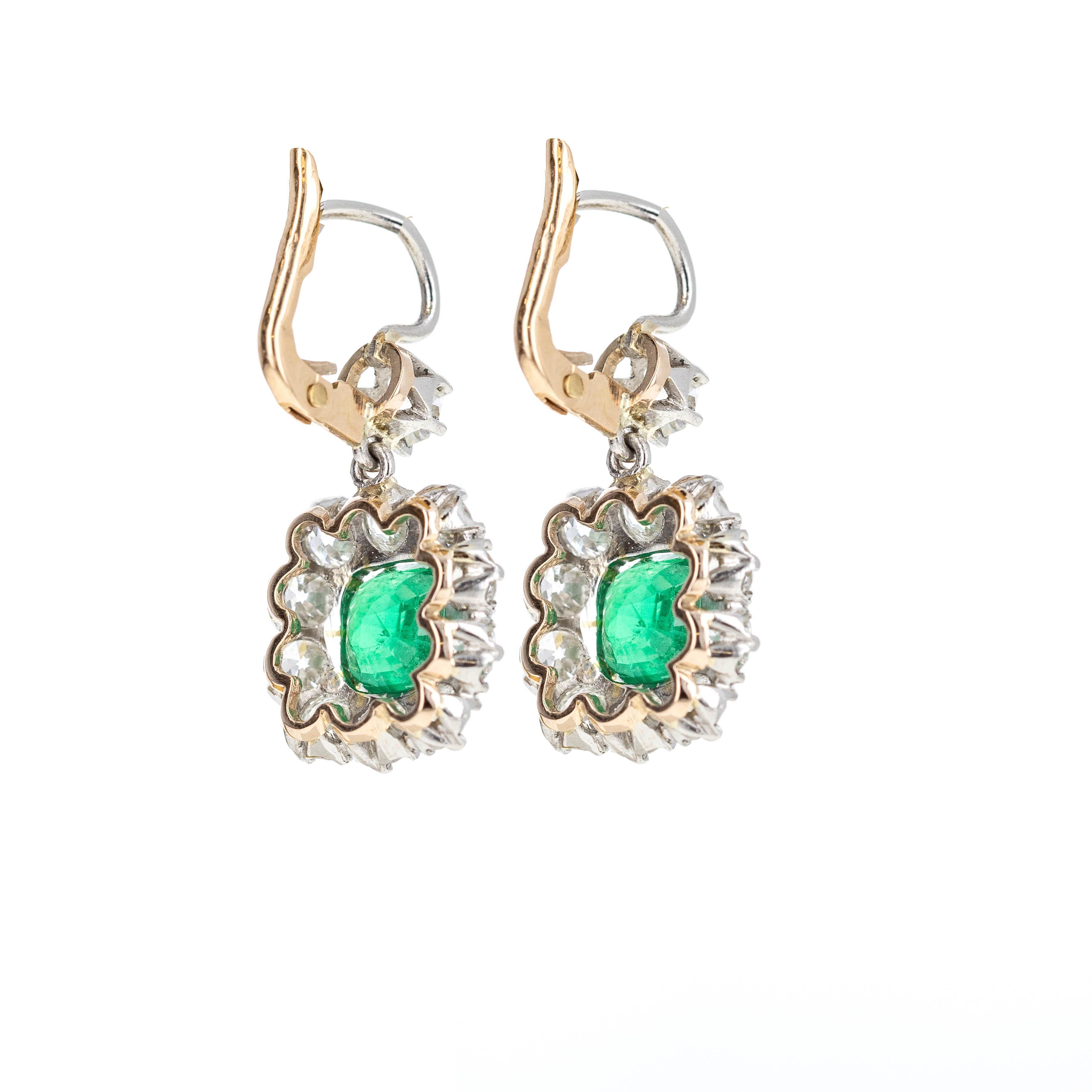 Boucles d'oreilles d'inspiration victorienne en or 18K et platine 2.65 carats Emeraude Diamant Halo Excellent état - En vente à Cape May, NJ